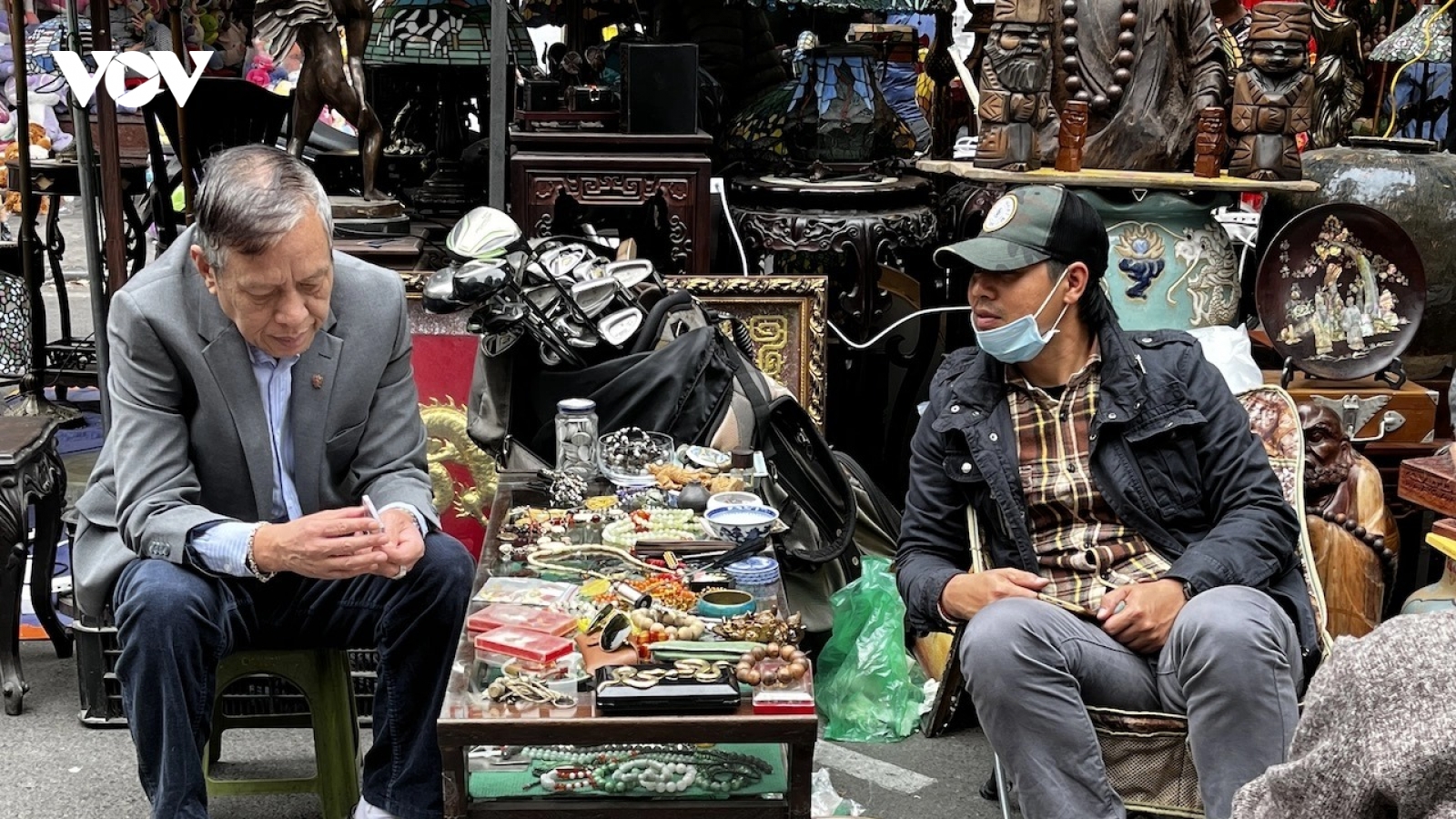 Đi chợ Tết mua đồ cũ