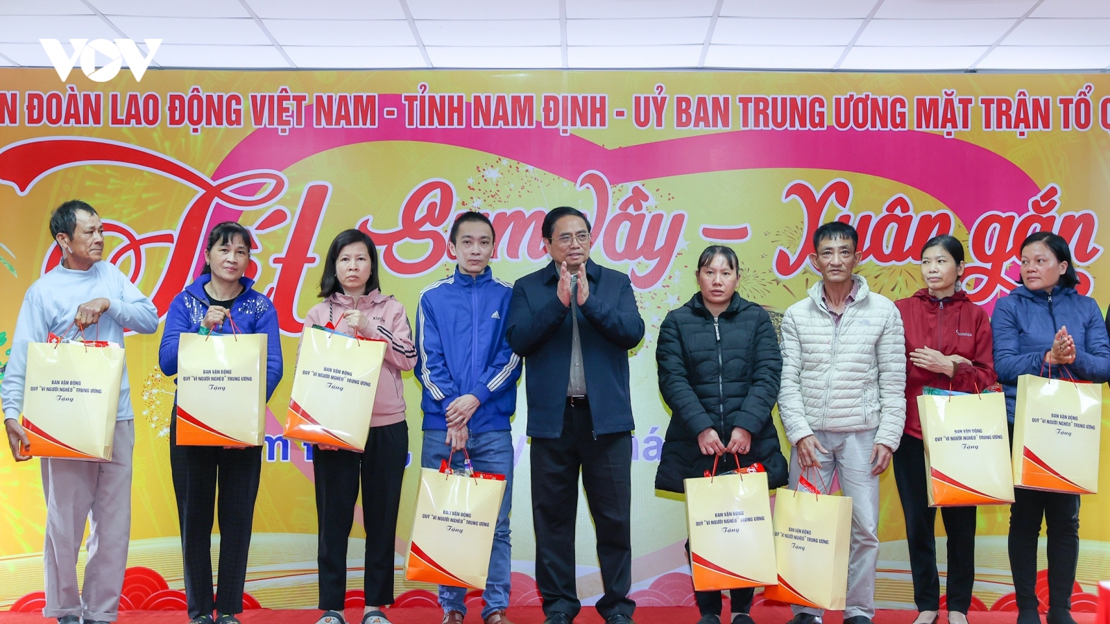 Thủ tướng trao quà Tết cho các đối tượng chính sách, người lao động tỉnh Nam Định