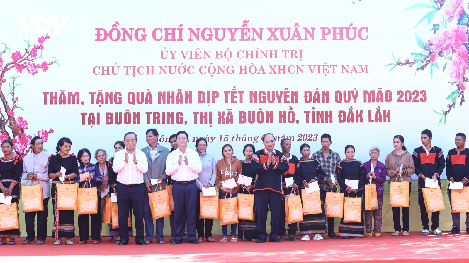 Chủ tịch nước tặng quà gia đình khó khăn ở Thị xã Buôn Hồ, Đắk Lắk