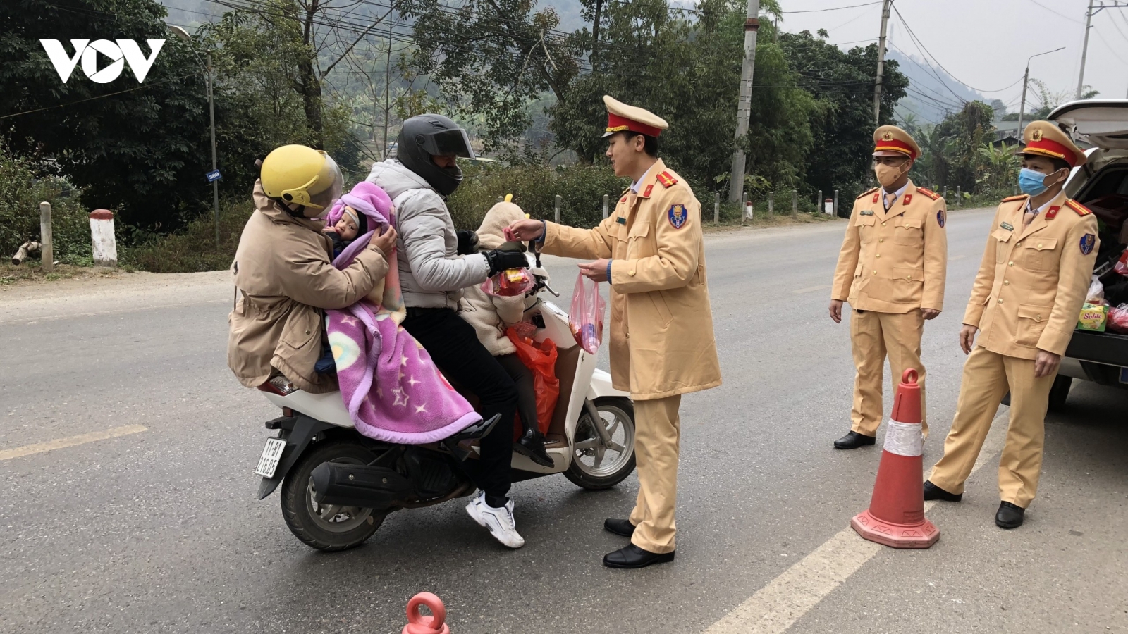 CSGT Cao Bằng hỗ trợ người lao động trở lại nơi làm việc sau Tết