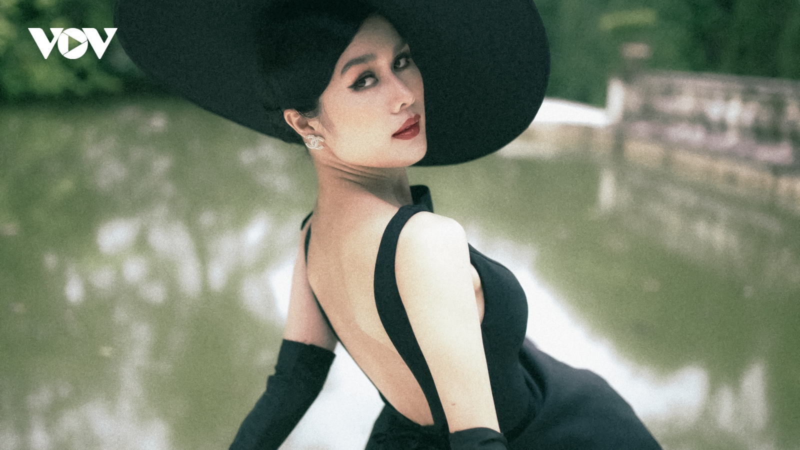 Sau MV "Tháng 13", ca sĩ Phúc Anh bất ngờ hoá quý cô cổ điển, quyến rũ
