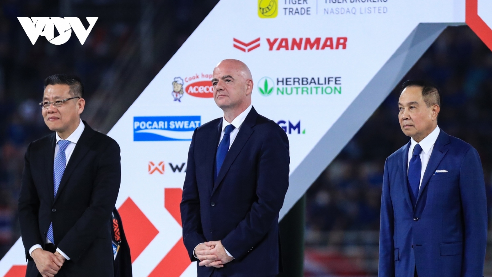 Chủ tịch FIFA khen ngợi bóng đá Đông Nam Á sau khi dự khán chung kết AFF Cup