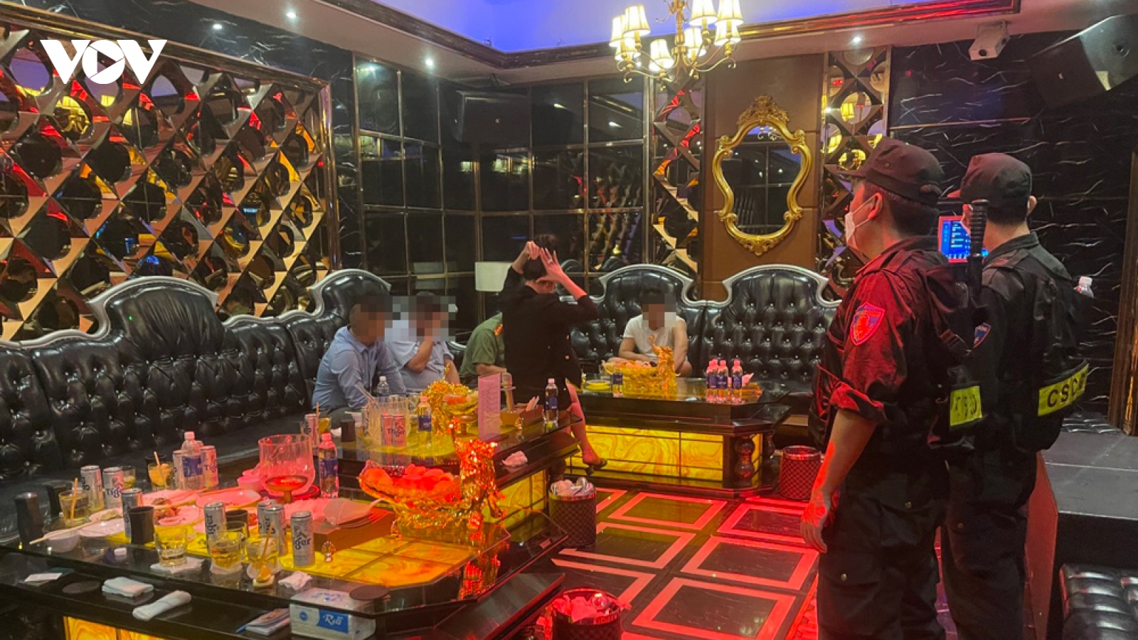 Phát hiện quán karaoke có nhân viên nữ múa thoát y phục vụ khách