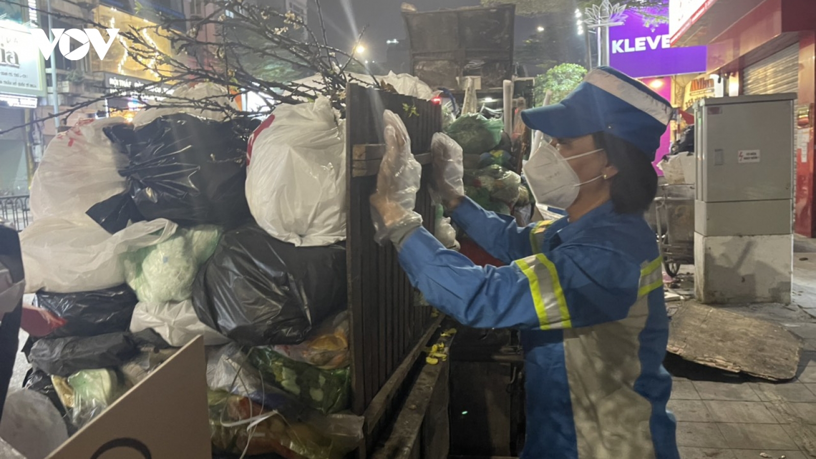 Người phụ nữ 33 năm đón Tết ngoài đường phố