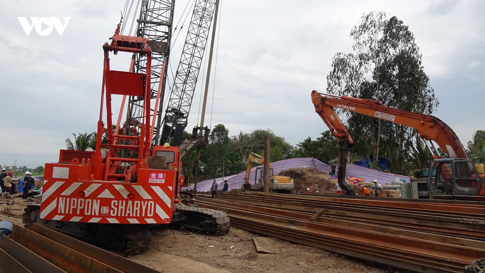 Vụ bé trai lọt xuống trụ bê tông: Vận chuyển nhiều thiết bị vào hiện trường