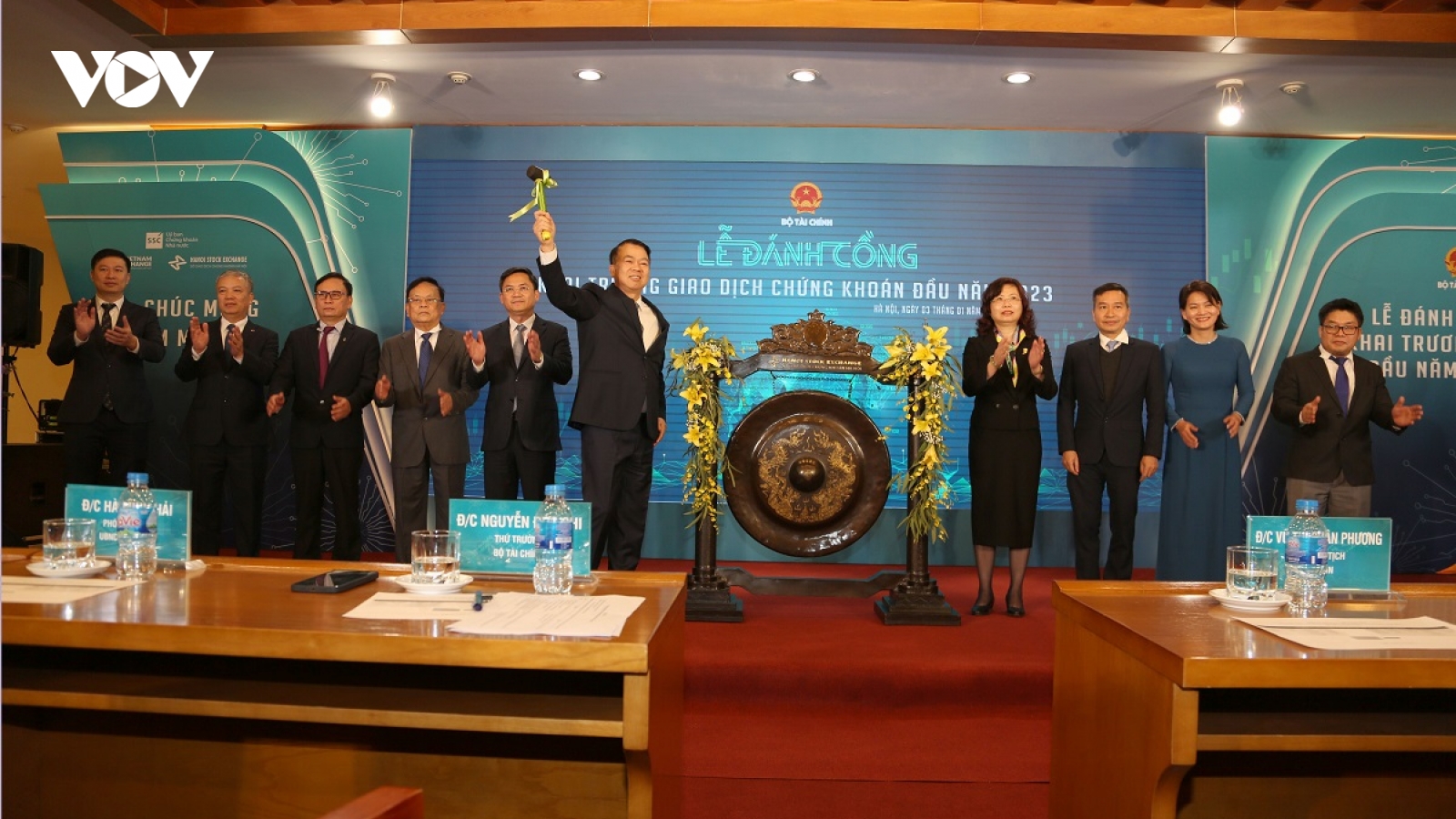 Đánh cồng khai trương giao dịch chứng khoán đầu năm 2023