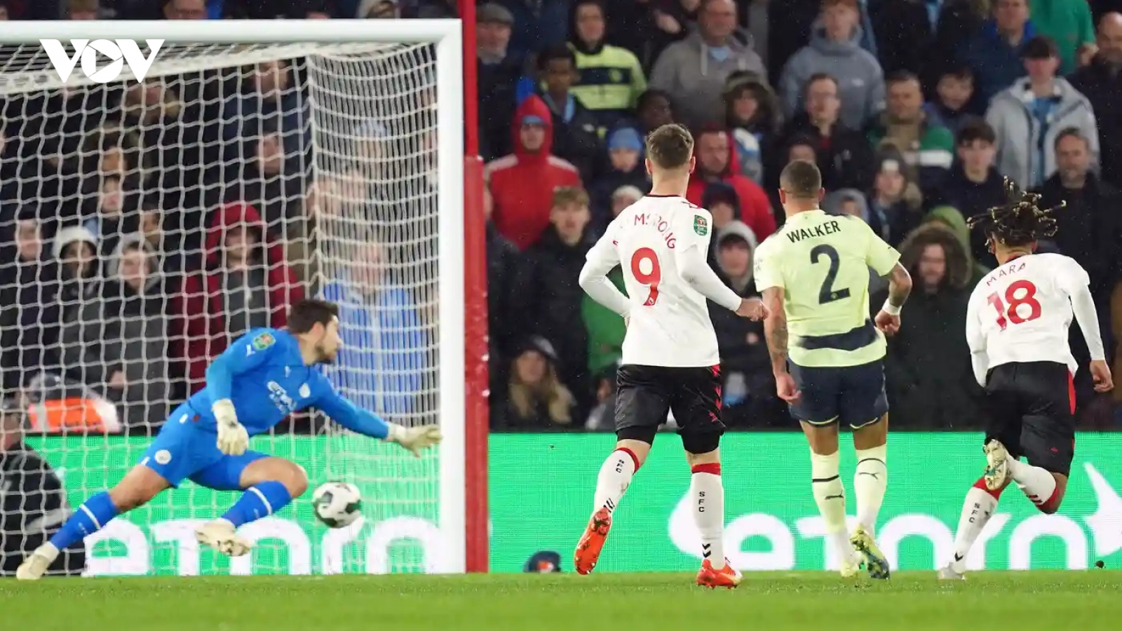 Thua sốc Southampton, Man City bị loại ở tứ kết League Cup