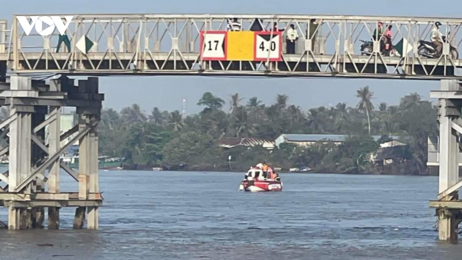 Khẩn trương tìm kiếm tài xế mất tích sau khi nhảy xuống sông cứu bé trai 4 tuổi