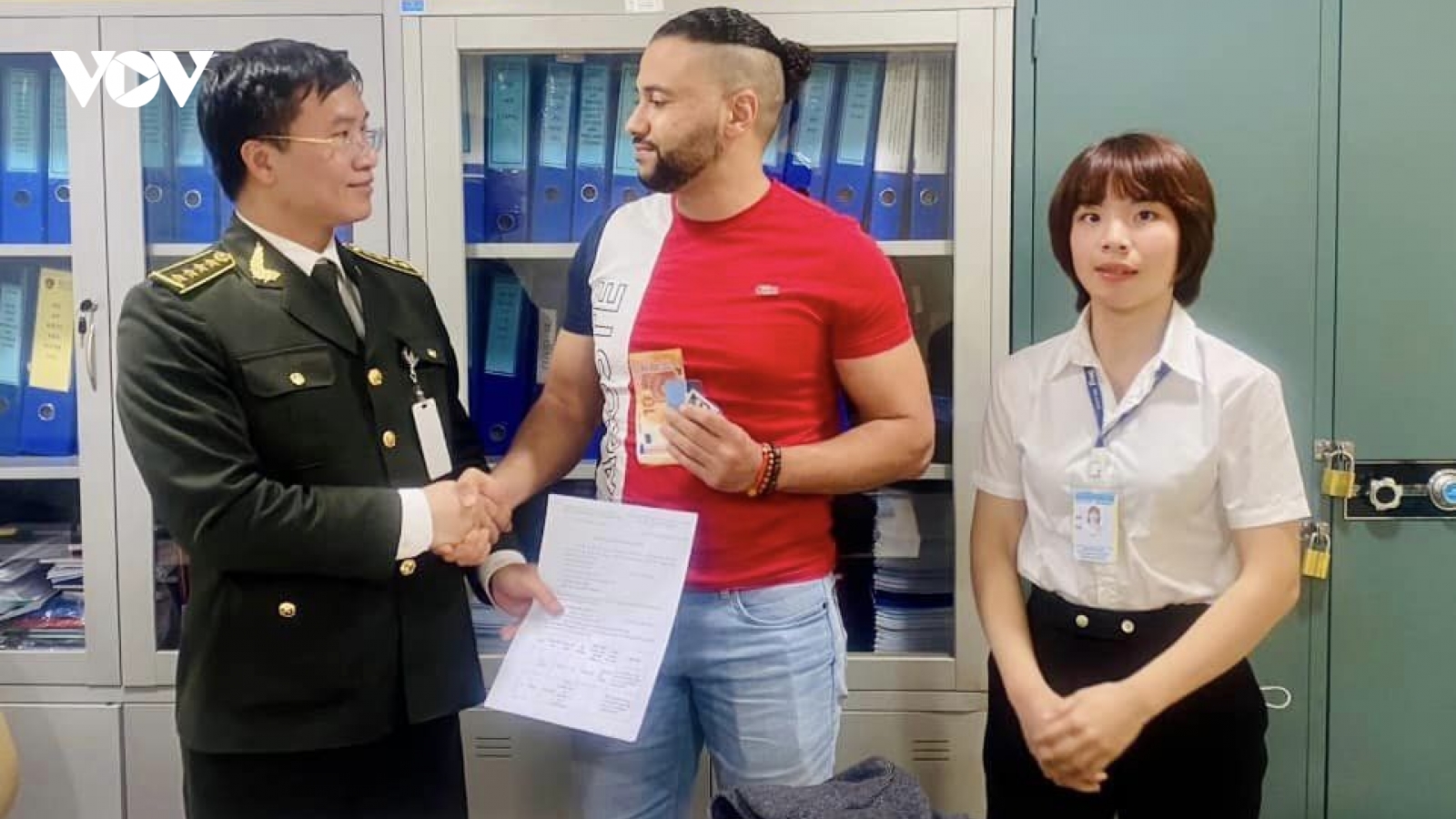 Khách ngoại quốc vui mừng nhận lại tiền và tư trang tại sân bay Nội Bài