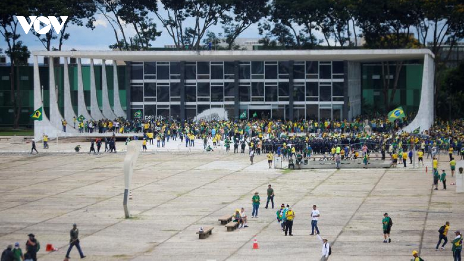 Đám đông người biểu tình tràn vào dinh tổng thống Brazil