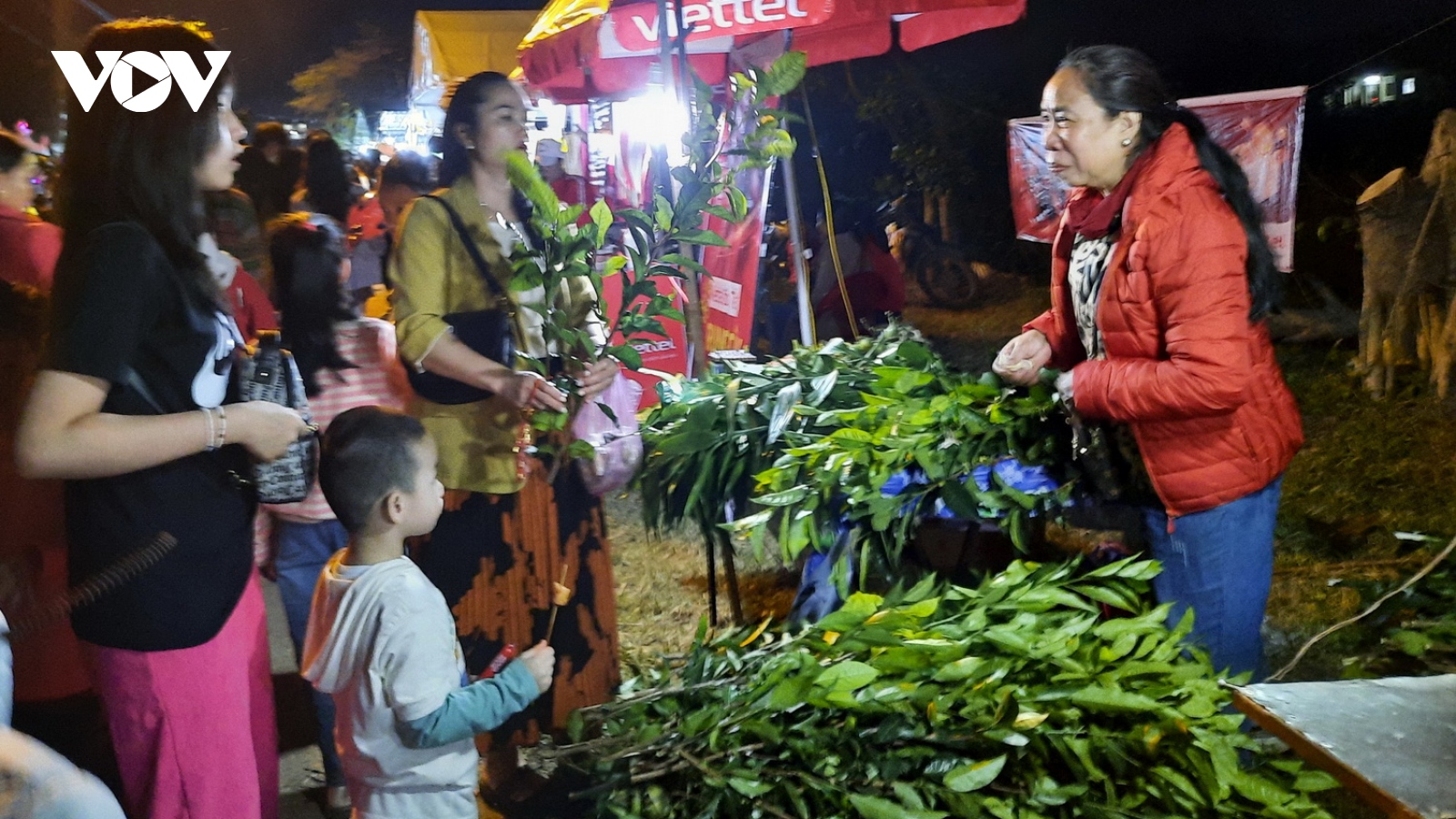 Người dân và du khách nô nức tham gia Lễ hội Chợ đình Bích La Quảng Trị