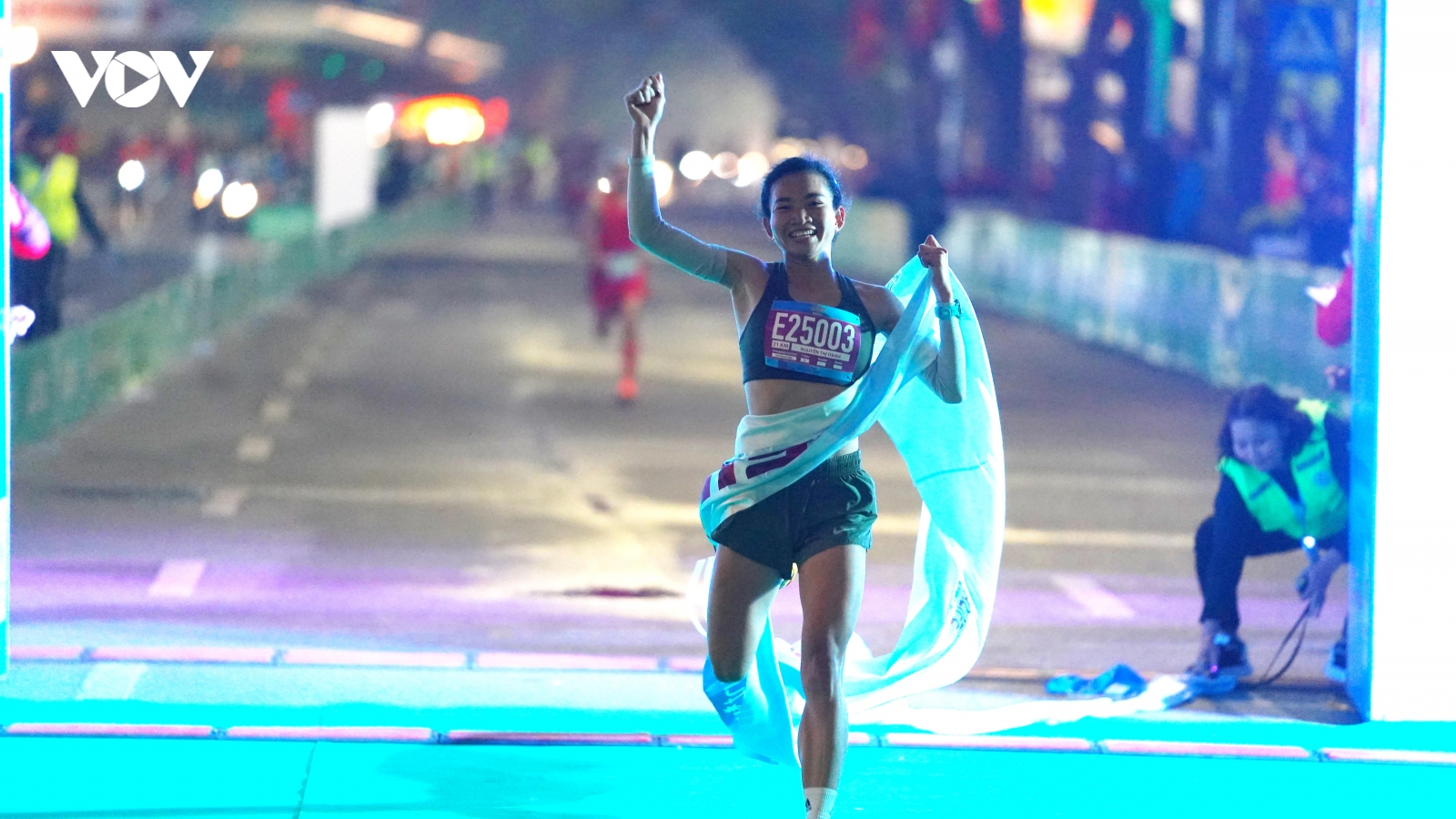 Giải Bán Marathon Quốc tế Việt Nam 2023: Nguyễn Thị Oanh số 1, Quốc Luật đua Văn Lai