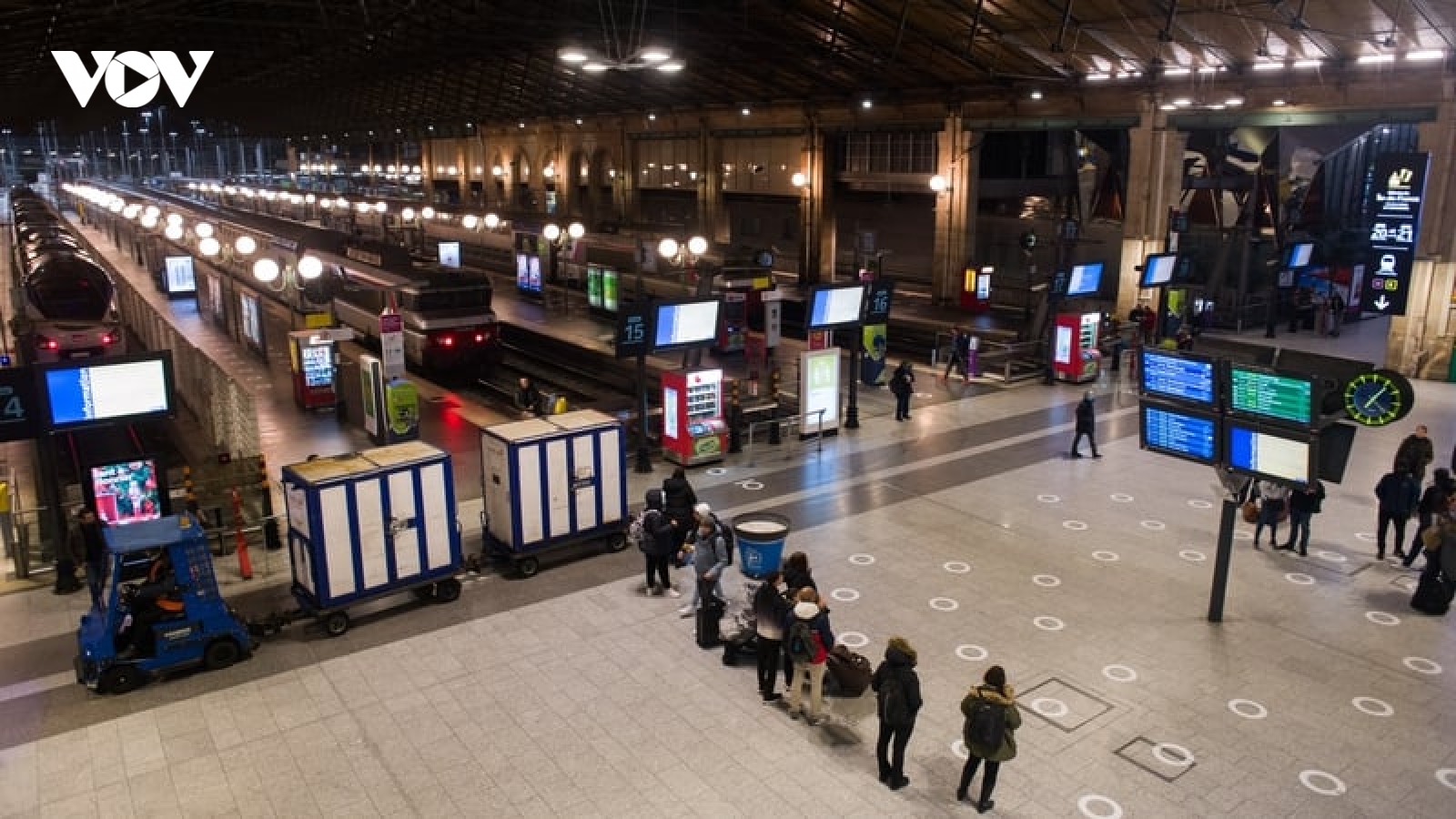 Tấn công bằng dao tại nhà ga sầm uất ở Paris khiến nhiều người bị thương