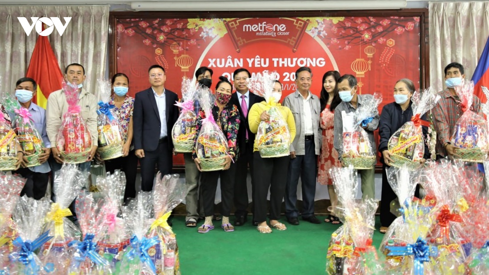 Trao quà Xuân Quý Mão 2023 cho bà con người Việt có hoàn cảnh khó khăn tại Campuchia