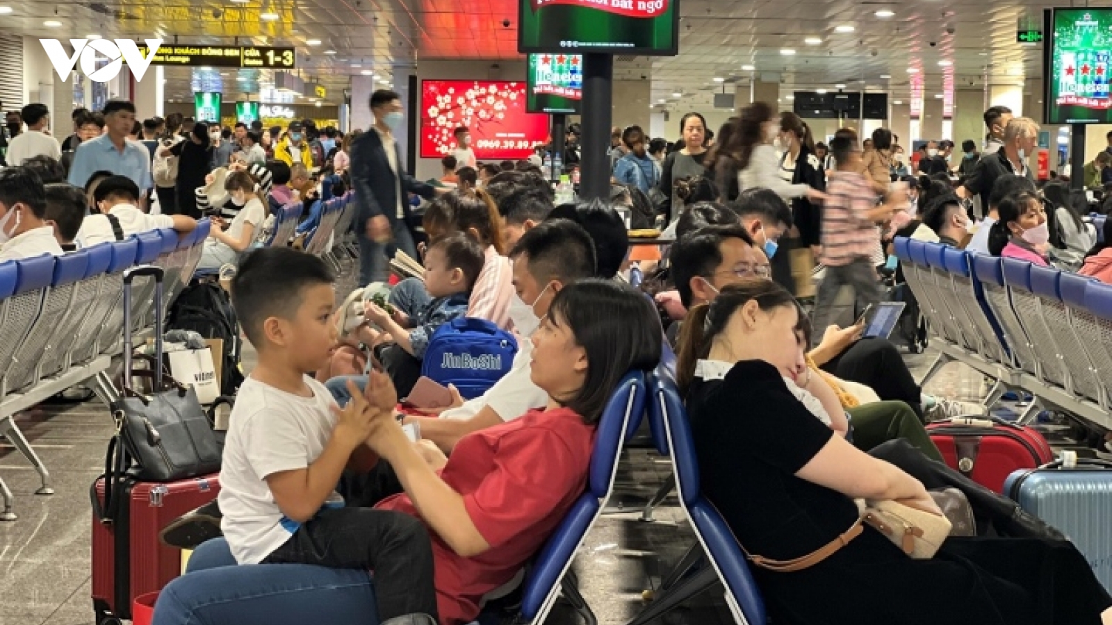 Hành khách vạ vật ở sân bay Tân Sơn Nhất đợi chuyến bay về quê đón Tết
