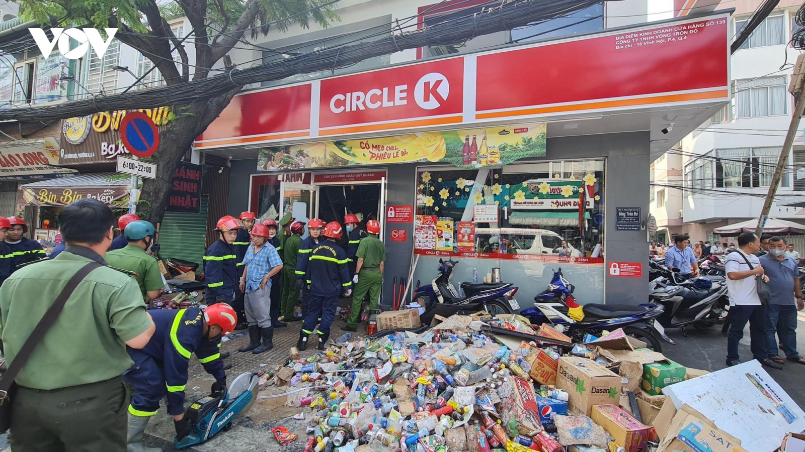 Sập cửa hàng ở TP.HCM, ít nhất 1 người tử vong