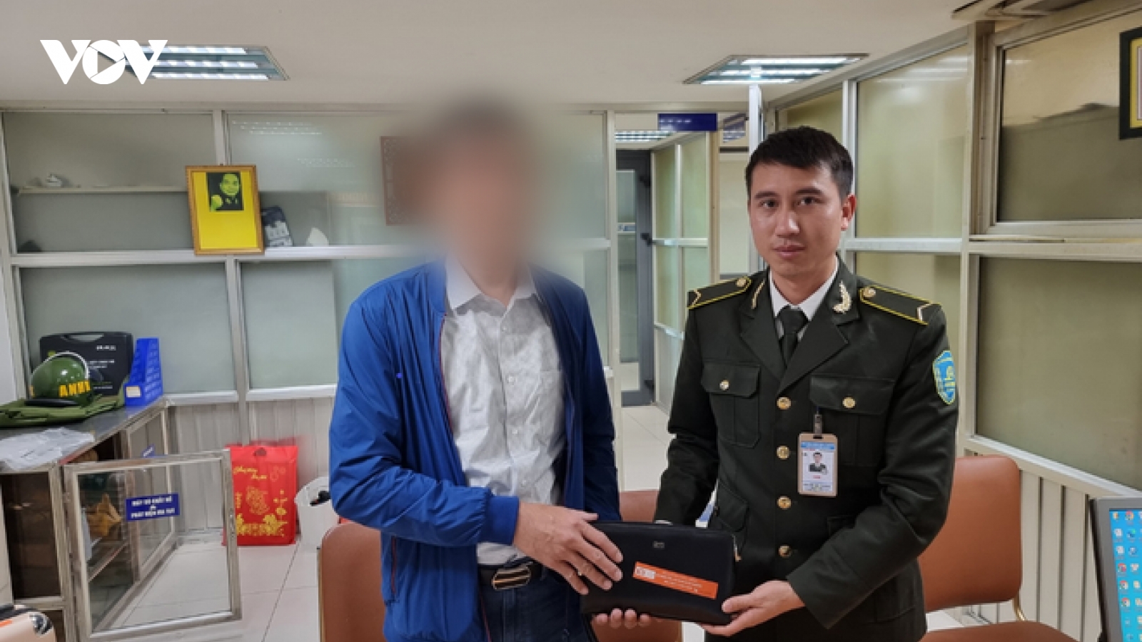 Nhân viên an ninh sân bay Nội Bài trả lại khách 130 triệu bỏ quên trên xe đẩy