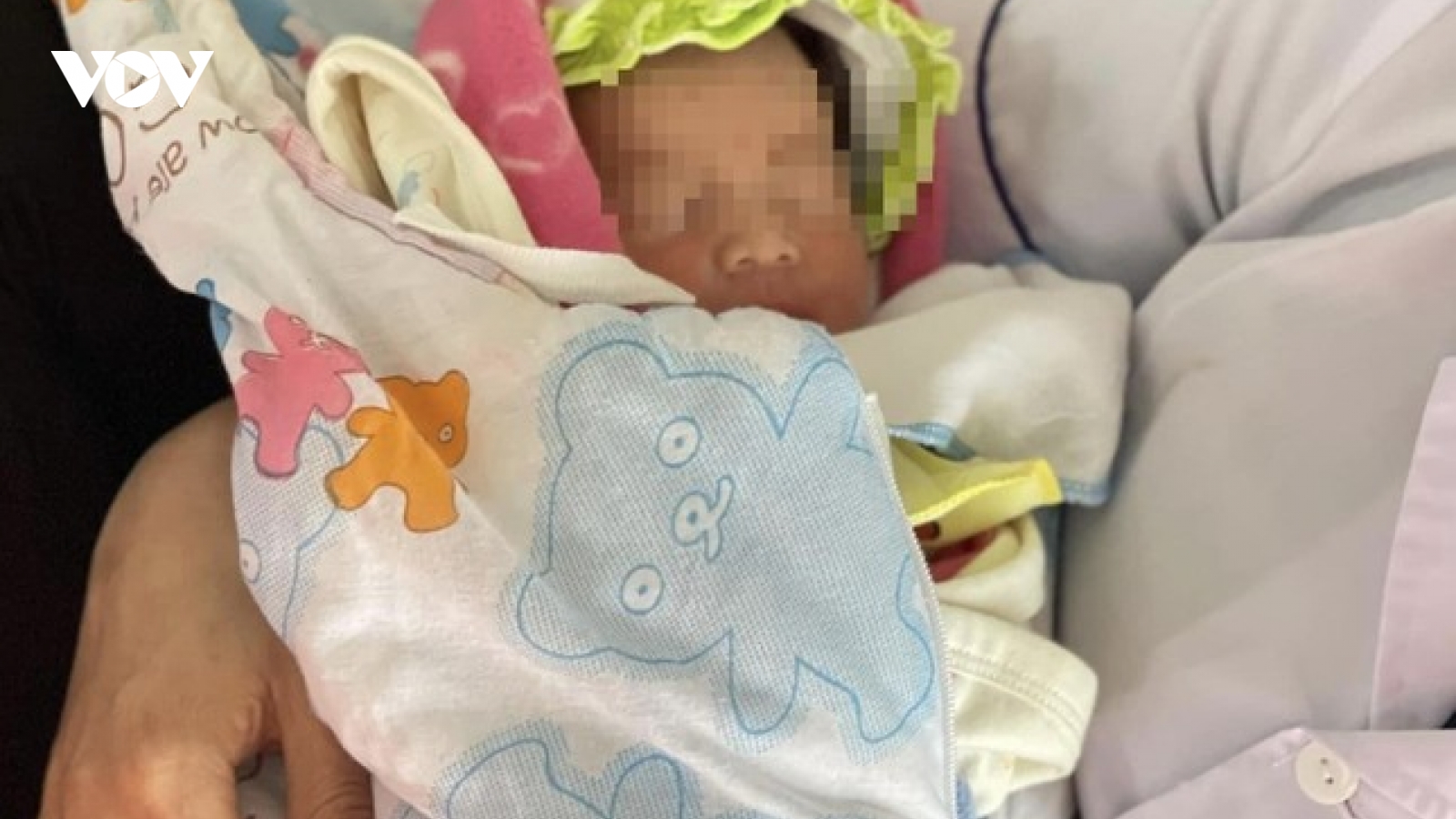 Bé gái sơ sinh còn nguyên dây rốn bị bỏ lại bên miệng cống nước ở Hà Tĩnh