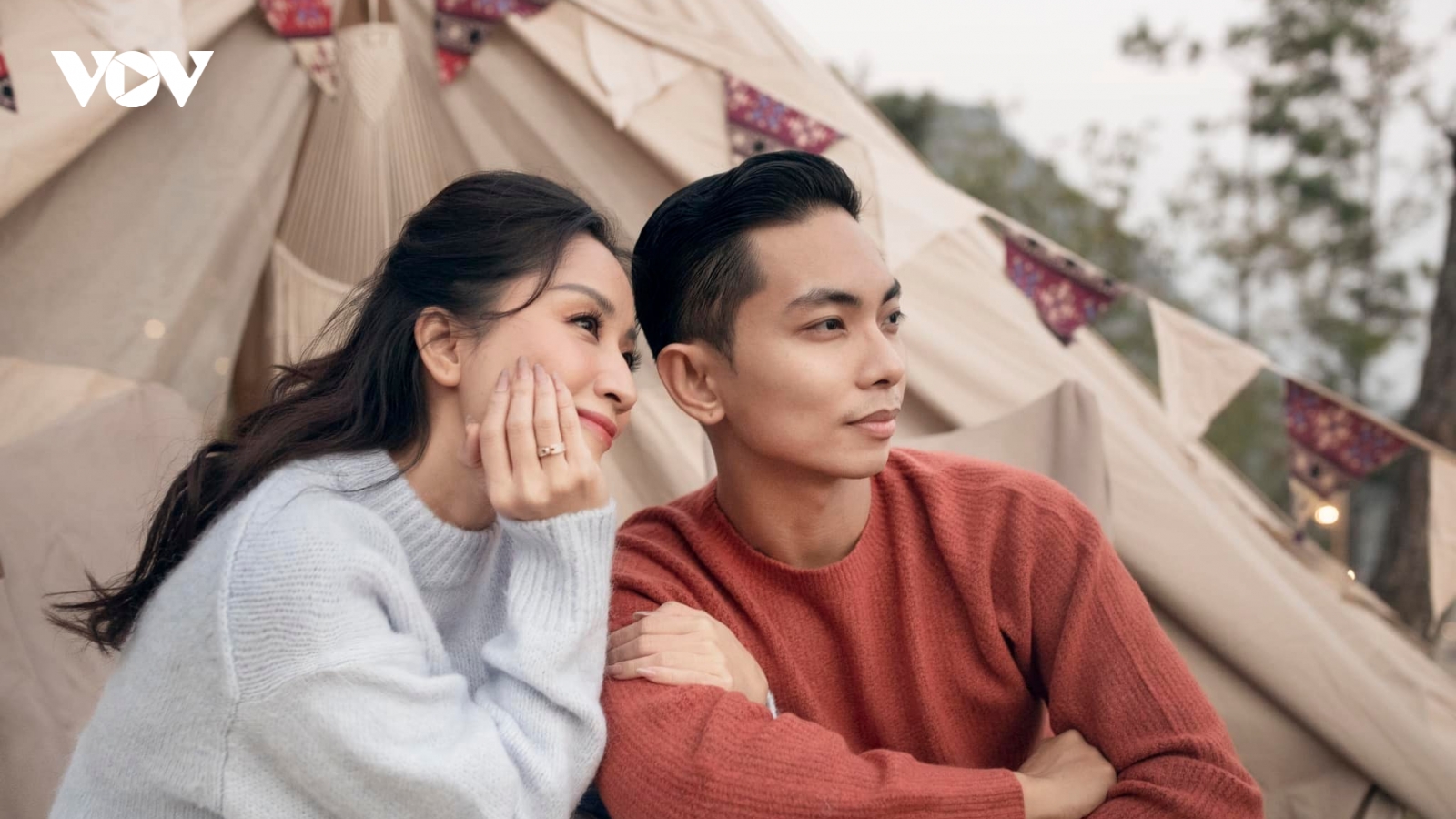 Khoảnh khắc ngọt ngào "đậm chất ngôn tình" của Khánh Thi - Phan Hiển sau đám cưới
