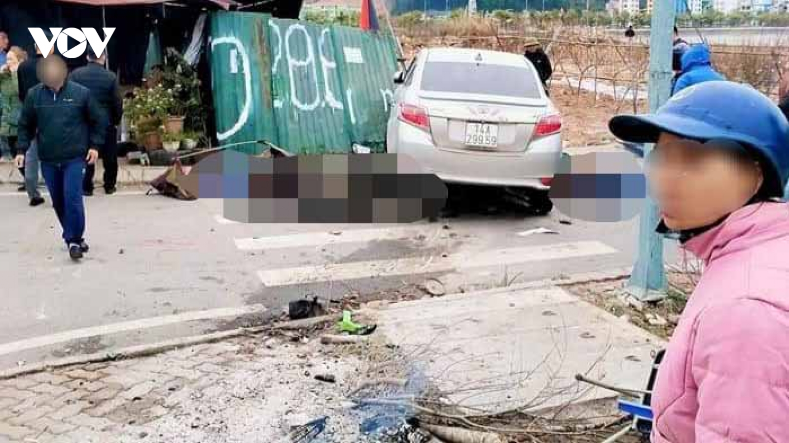 Nghi phạm lao ô tô vào nhóm 5 người trên vỉa hè ra đầu thú