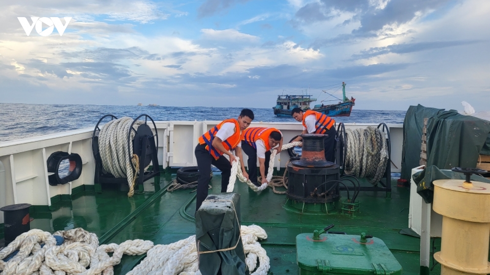 Tàu 474 cứu nạn và lai kéo tàu cá BĐ 96946 TS về bờ