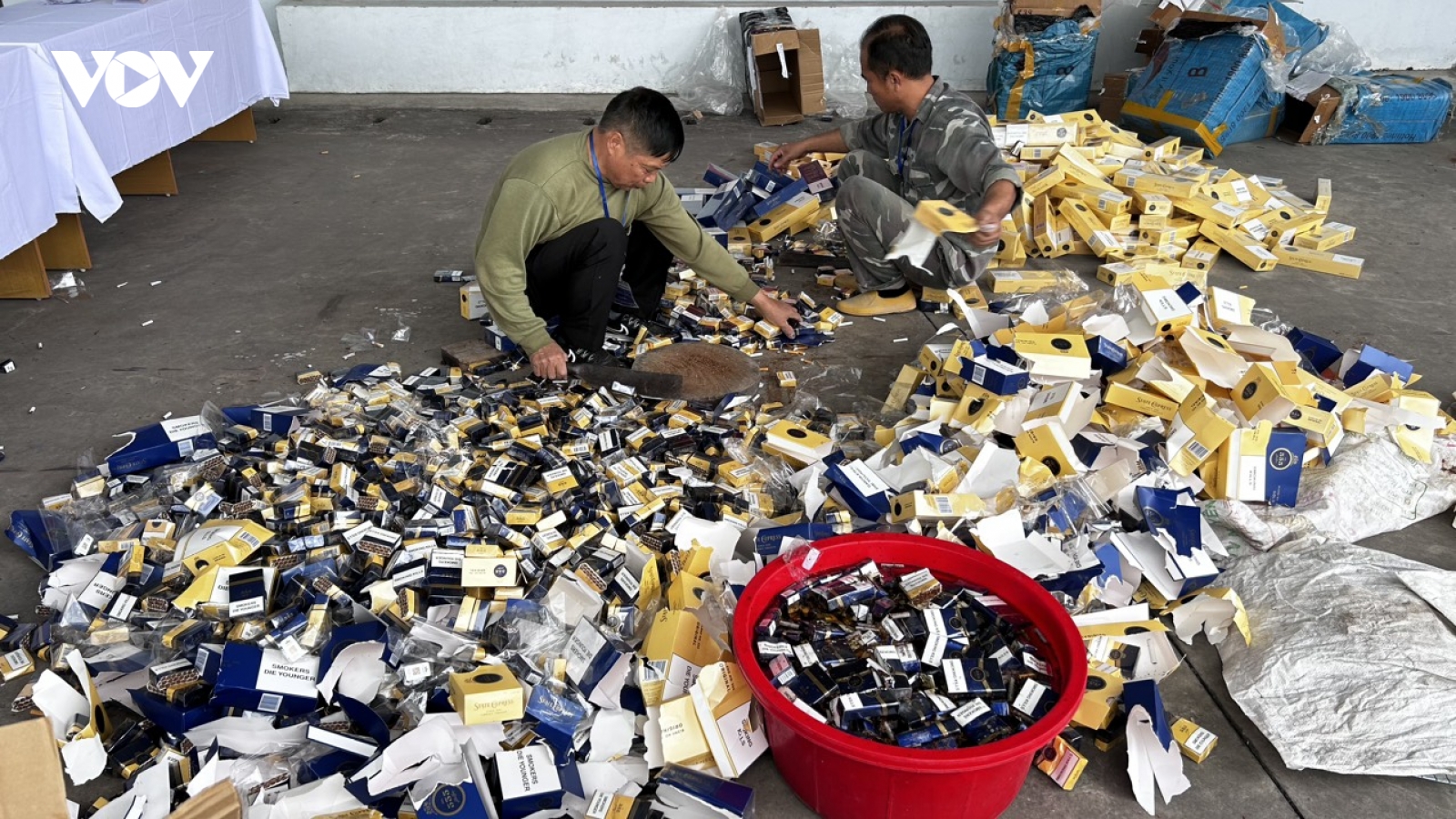 Tiêu huỷ ma túy tang vật vụ án và hơn 4.000 bao thuốc lá nhập lậu