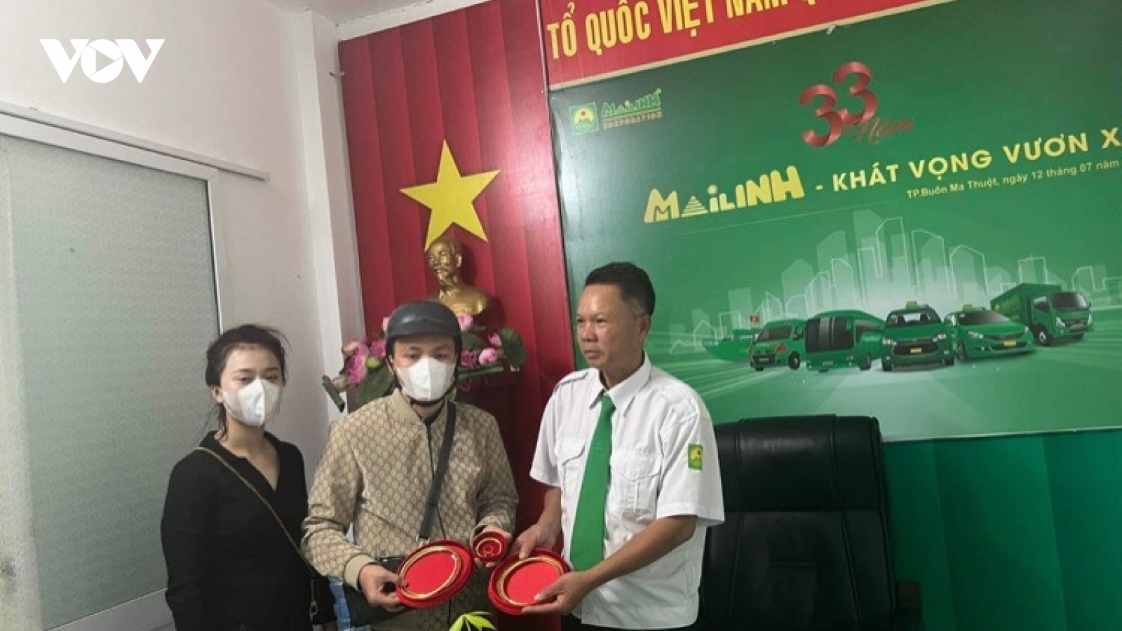 Tài xế taxi trả lại 1,8 cây vàng cùng nhiều tài sản có giá trị cho khách