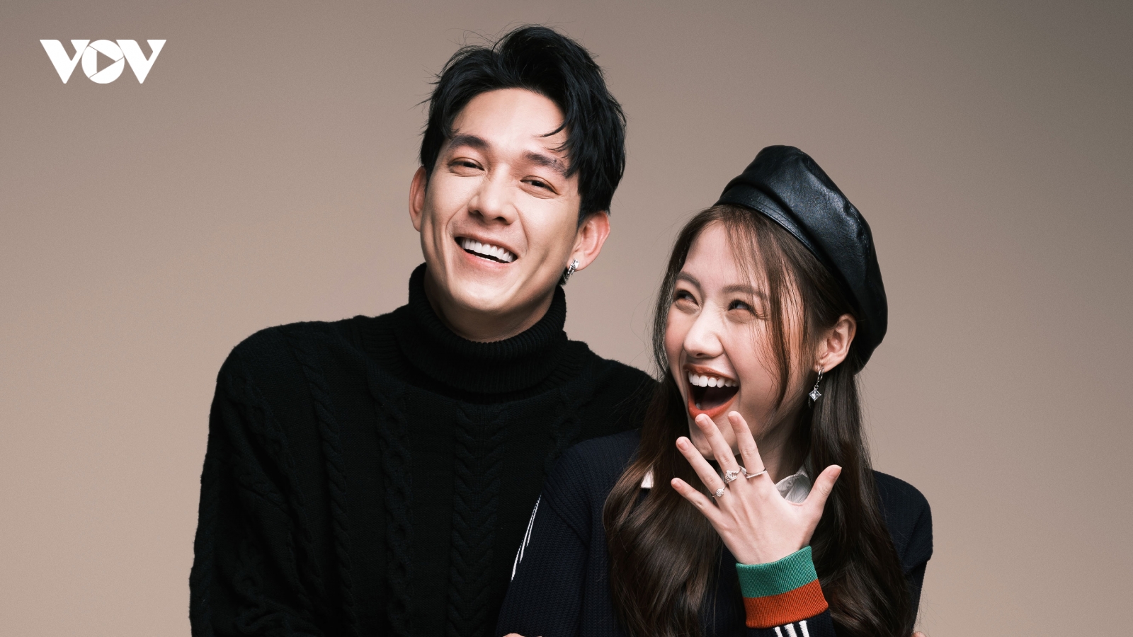 Em gái Trấn Thành tay trong tay tình tứ với Song Luân