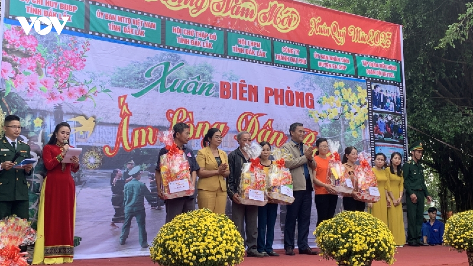 Bộ đội biên phòng Đắk Lắk chung tay vì một cái Tết sum vầy trên biên giới