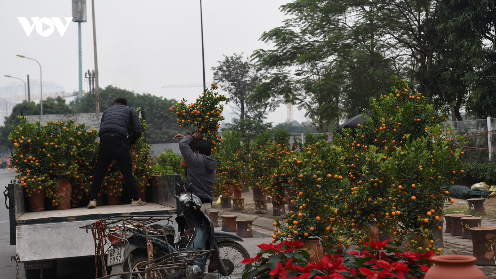  Hàng Tết ế ẩm, người buôn bán ồ ạt xả hàng vẫn vắng khách