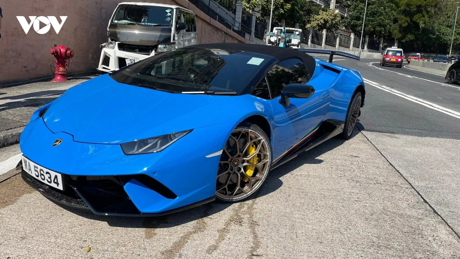 Video Lamborghini Huracan Performante mất lái, đâm vào đuôi xe buýt