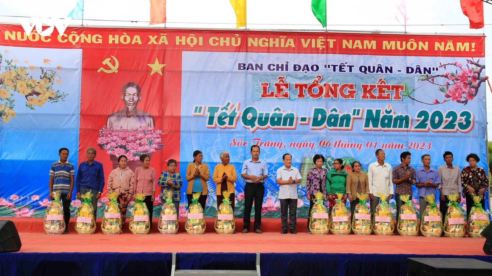 Sóc Trăng tặng nhiều phần quà và nhà ở cho gia đình chính sách, hộ nghèo