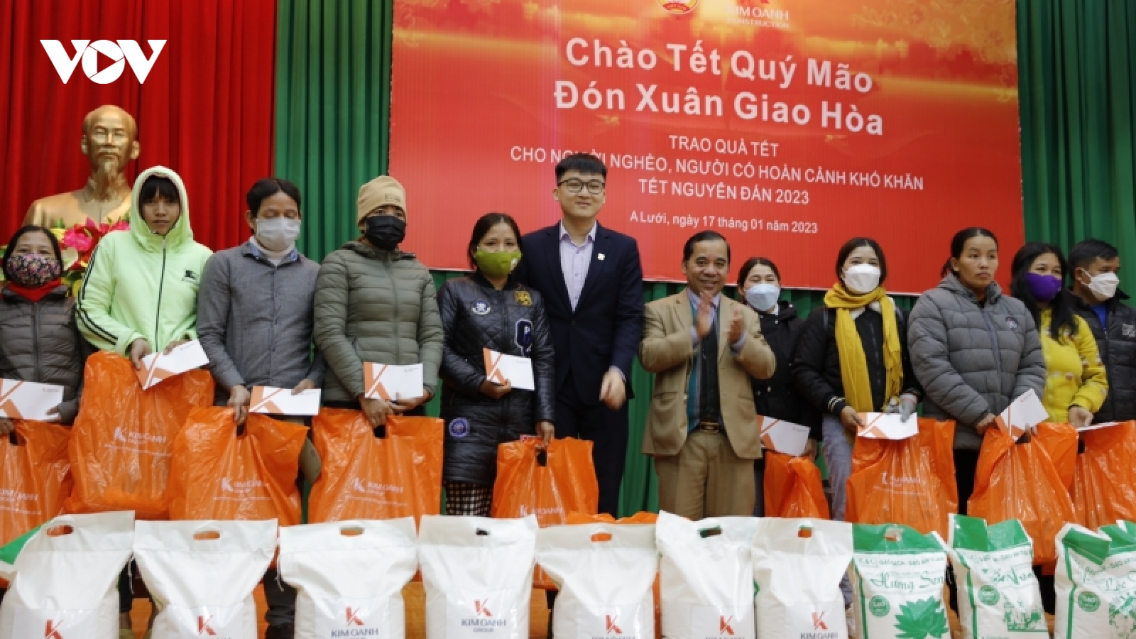 Quỹ từ thiện Kim Oanh tặng 8.000 phần quà Tết và giúp xây 10 căn nhà tình thương