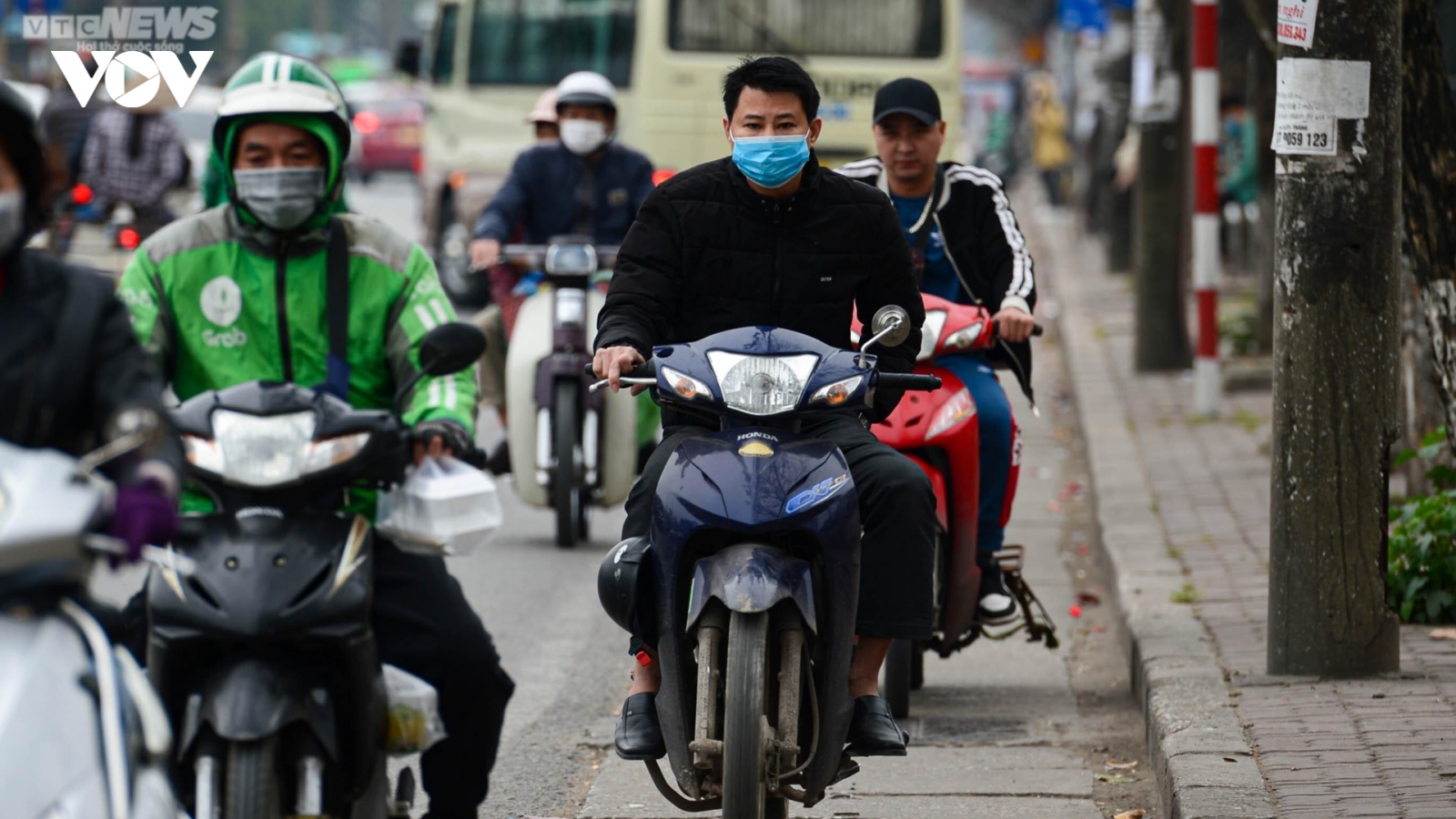 Xe máy nối đuôi nhau đi ngược chiều, cắt mặt ô tô trên đường Giải Phóng (Hà Nội)