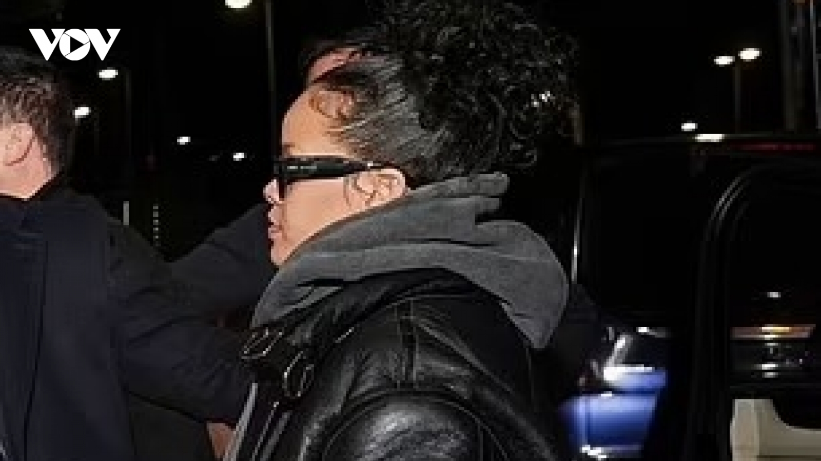 Rihanna giản dị cùng ASAP Rocky và con trai 9 tháng tuổi trở về nhà