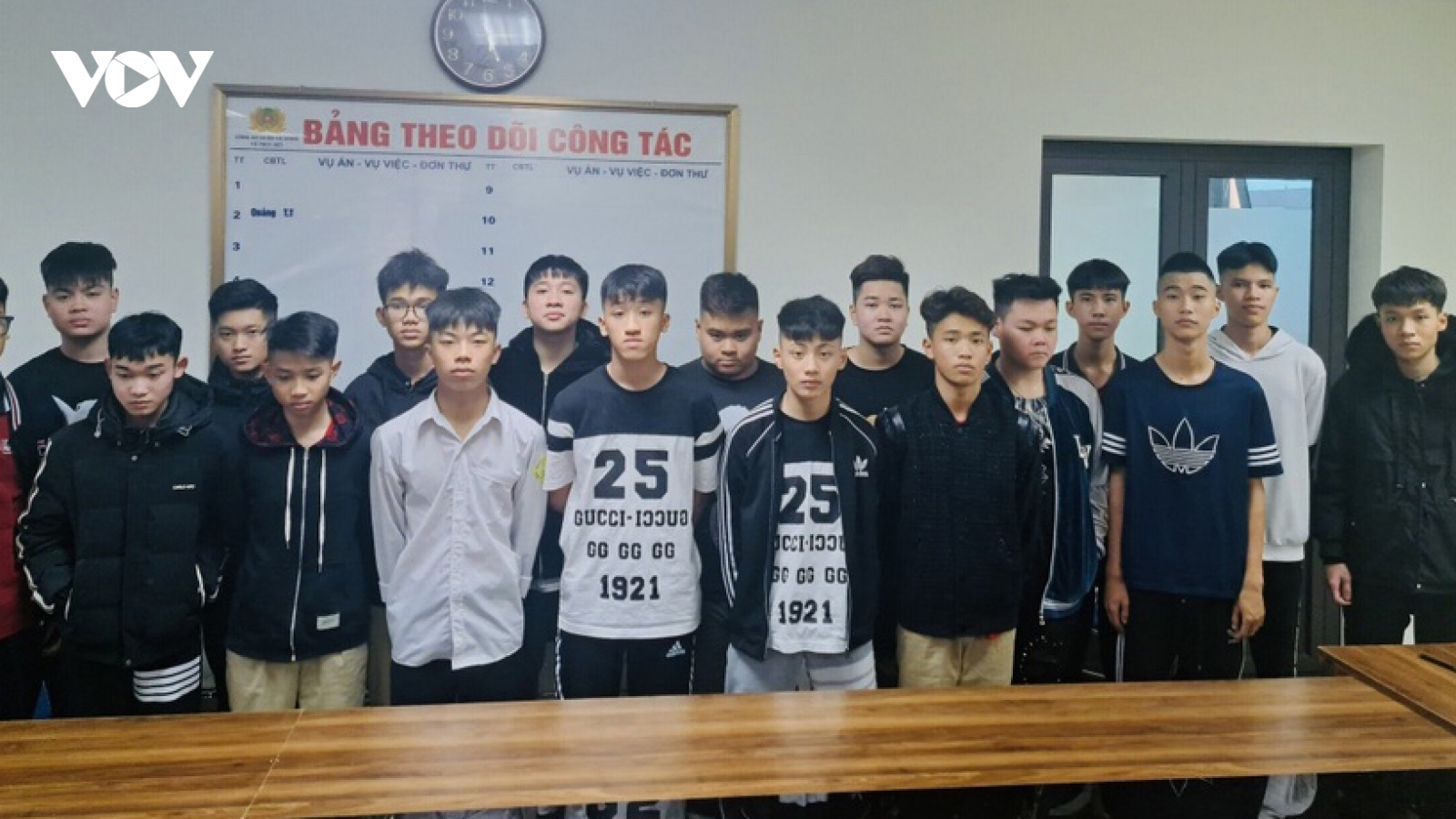 Kịp thời ngăn chặn 24 thiếu niên mang dao đi hỗn chiến ở Hà Nội