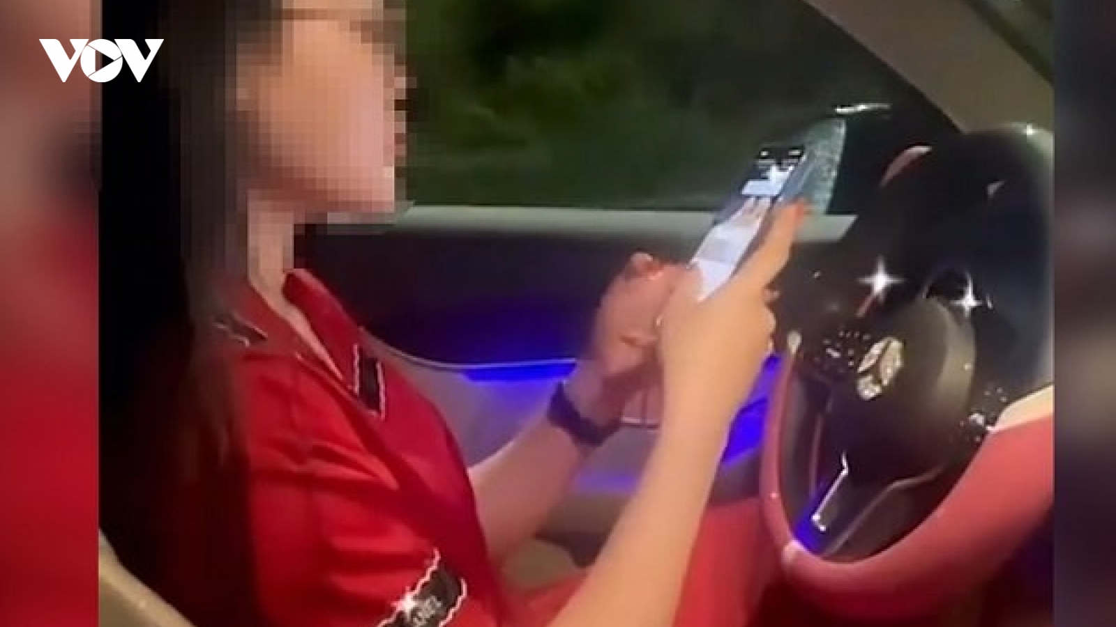 Phạt nữ tài xế lái Mercedes buông cả hai tay để bấm điện thoại