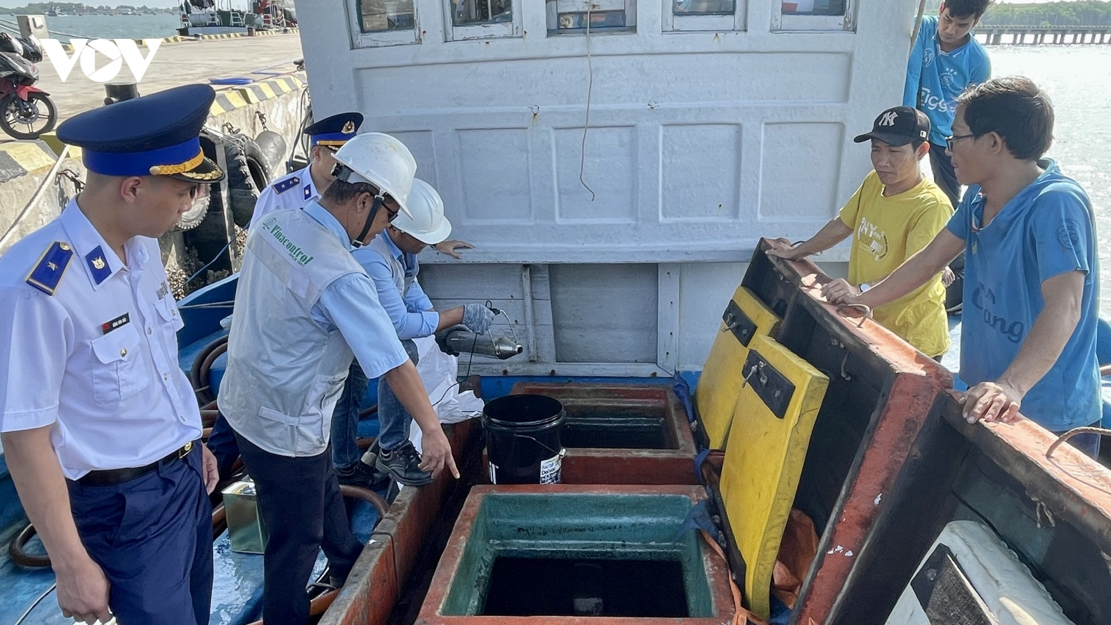 Cảnh sát biển tạm giữ tàu cá chở 25.000 lít dầu DO không rõ nguồn gốc