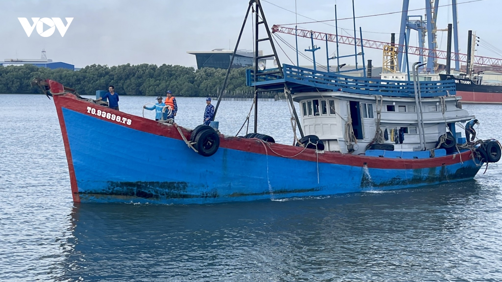 Cảnh sát biển tạm giữ tàu cá chở 25.000 lít dầu DO không rõ nguồn gốc