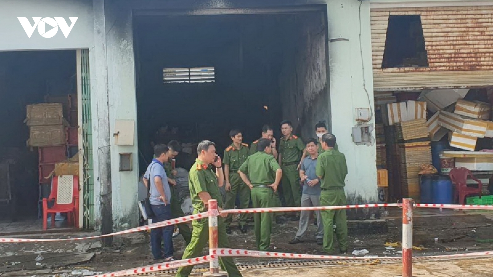 4 xe chữa cháy đến hiện trường vụ cháy dữ dội kho đồ nhựa ở Bình Định