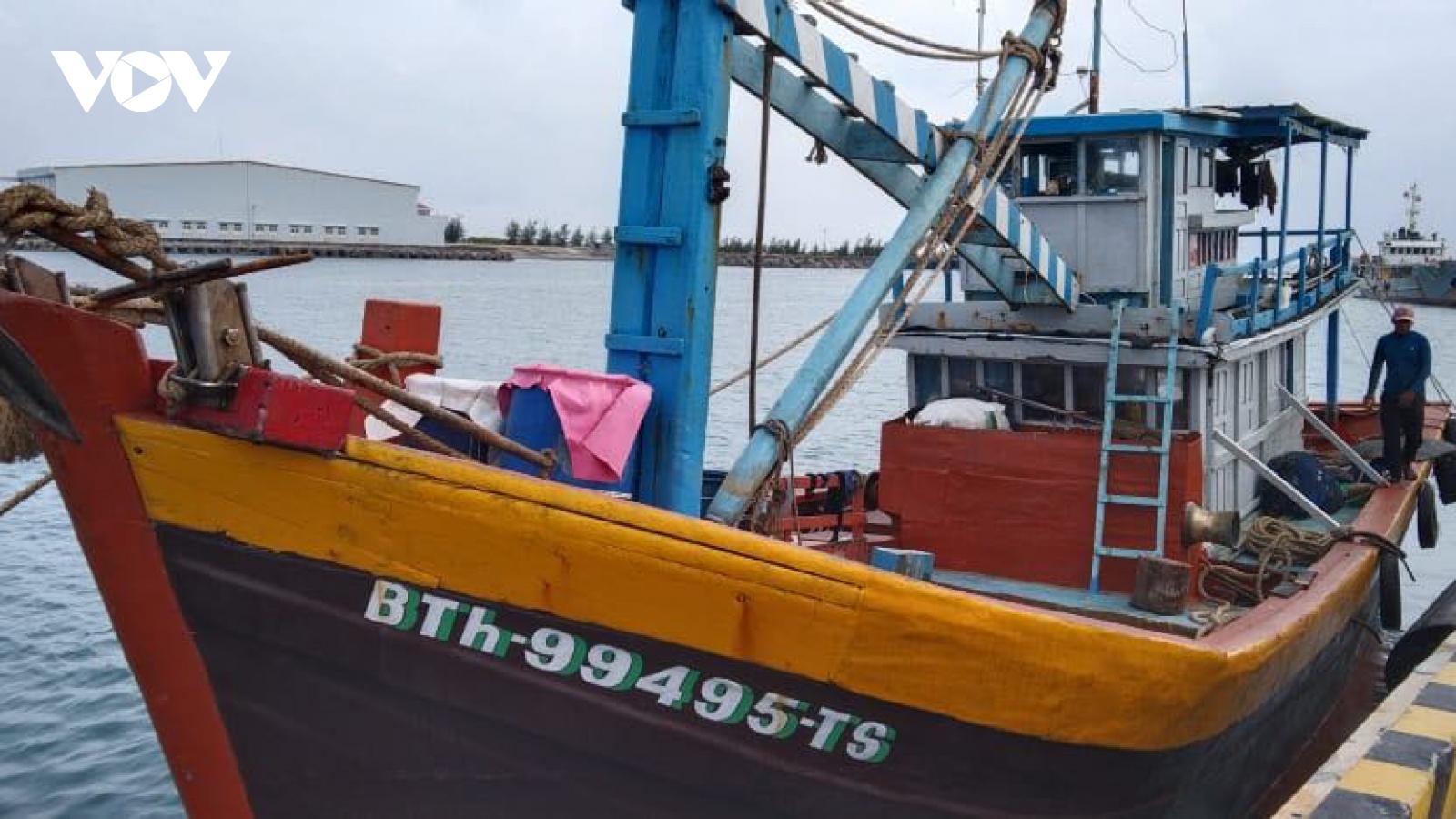 Hỗ trợ sửa chữa thành công sự cố cho 2 tàu cá ngư dân tại âu tàu Trường Sa