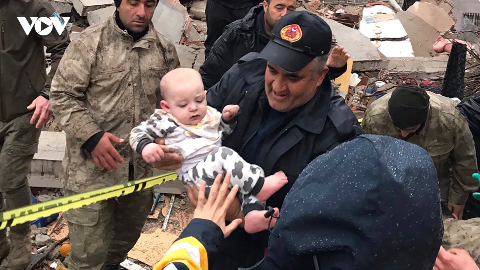 Chạy đua với thời gian giải cứu nạn nhân trong vụ động đất ở Thổ Nhĩ Kỳ và Syria