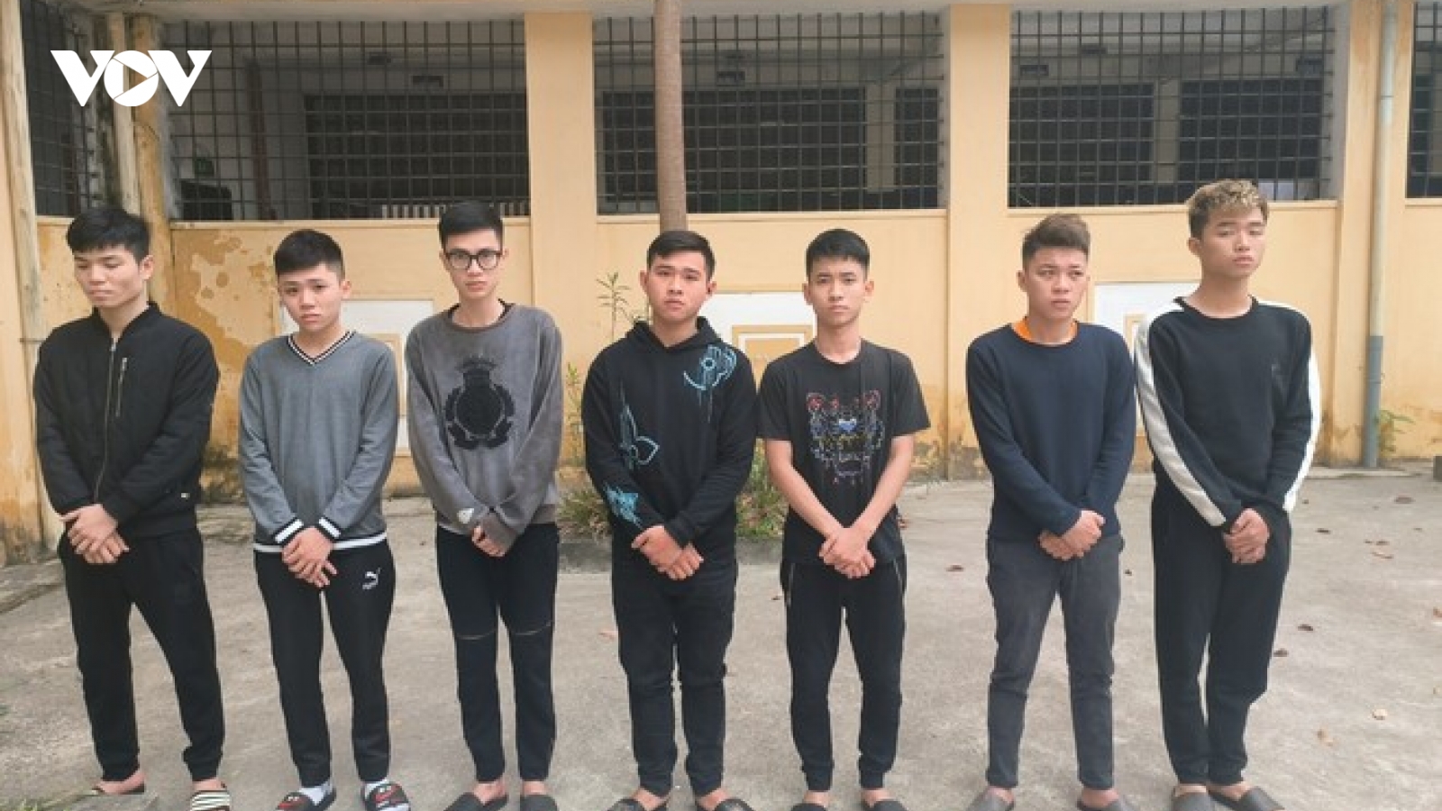 Nhóm đối tượng dùng "bom xăng" hỗn chiến, gây náo loạn đường phố ở Hà Nội