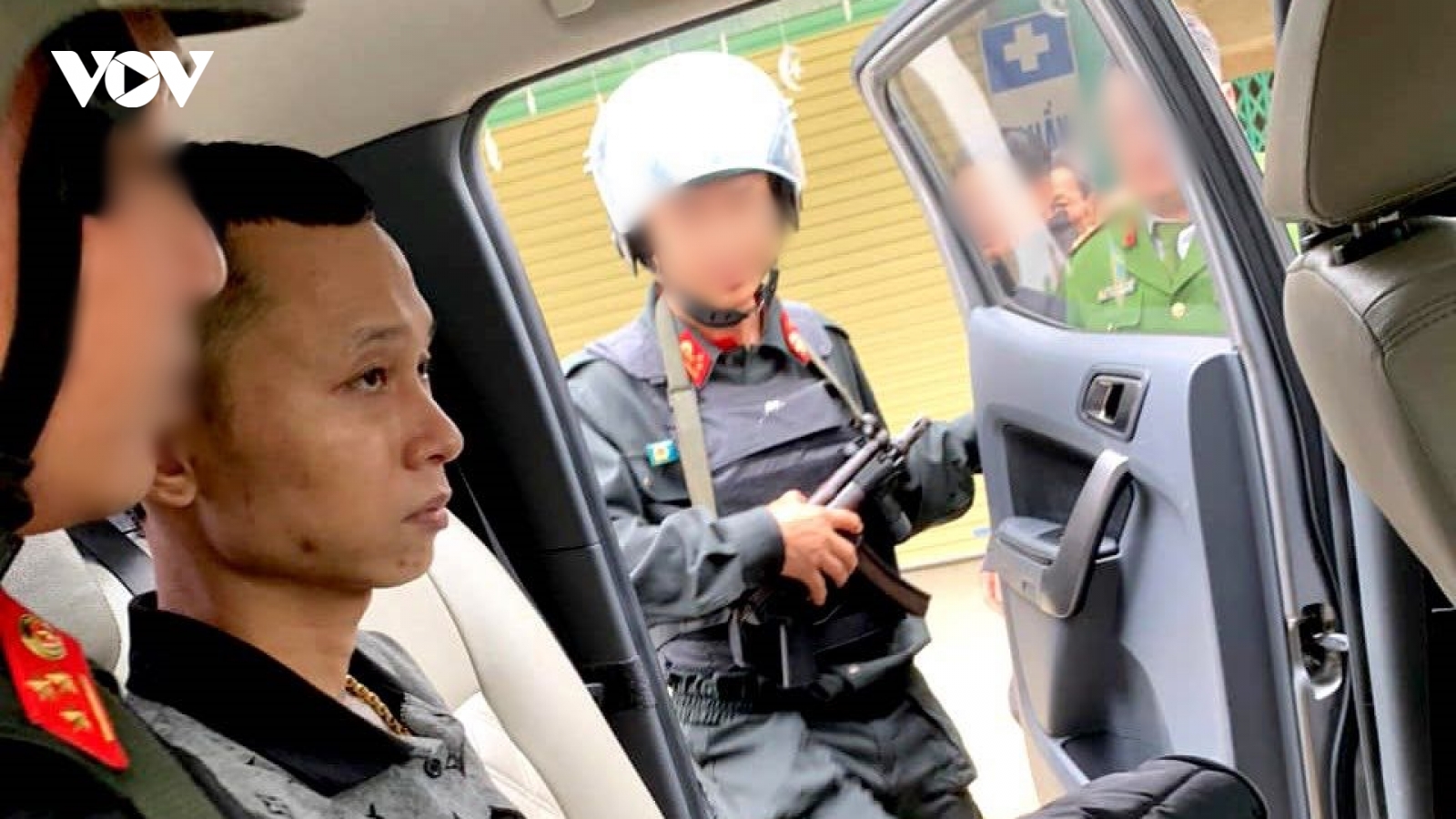 Kẻ buôn ma túy cầm súng "cố thủ" trong nhà nghỉ
