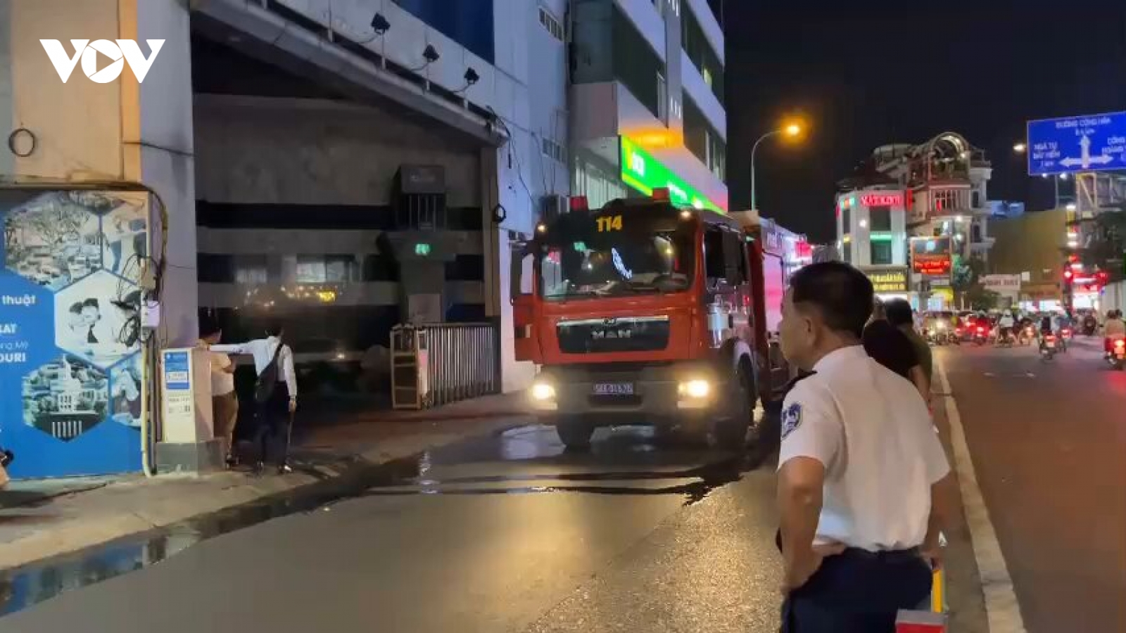 Cháy tại tòa nhà cho thuê văn phòng ở TP.HCM, nhiều người hoảng loạn bỏ chạy