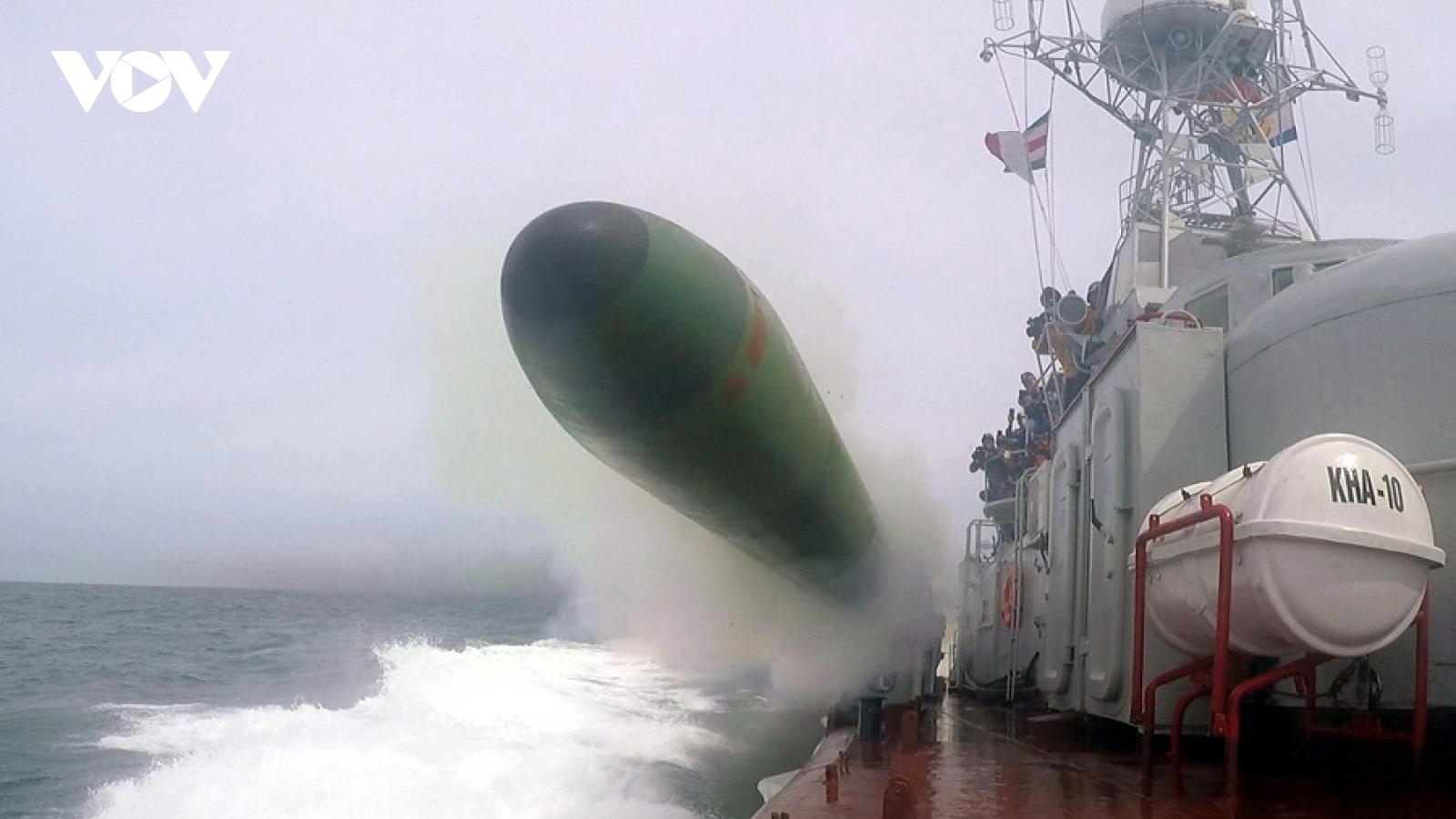Hình ảnh tàu hải quân huấn luyện bắn ngư lôi, đạn thật trên biển