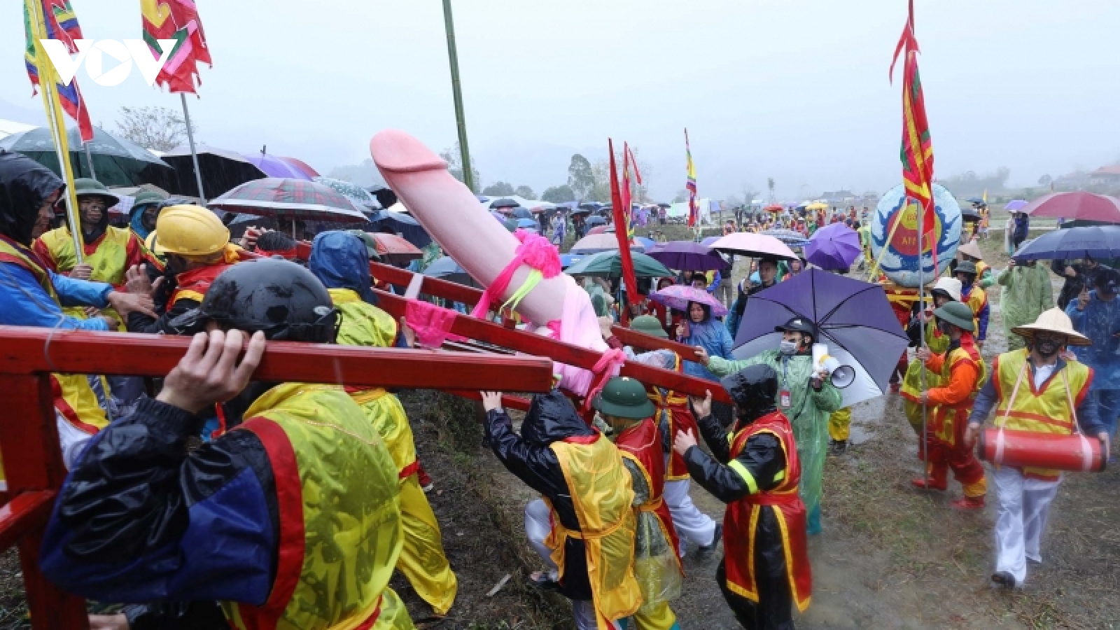 Hàng nghìn người đội mưa xem rước sinh thực khí ở lễ hội Ná Nhèm, Lạng Sơn 