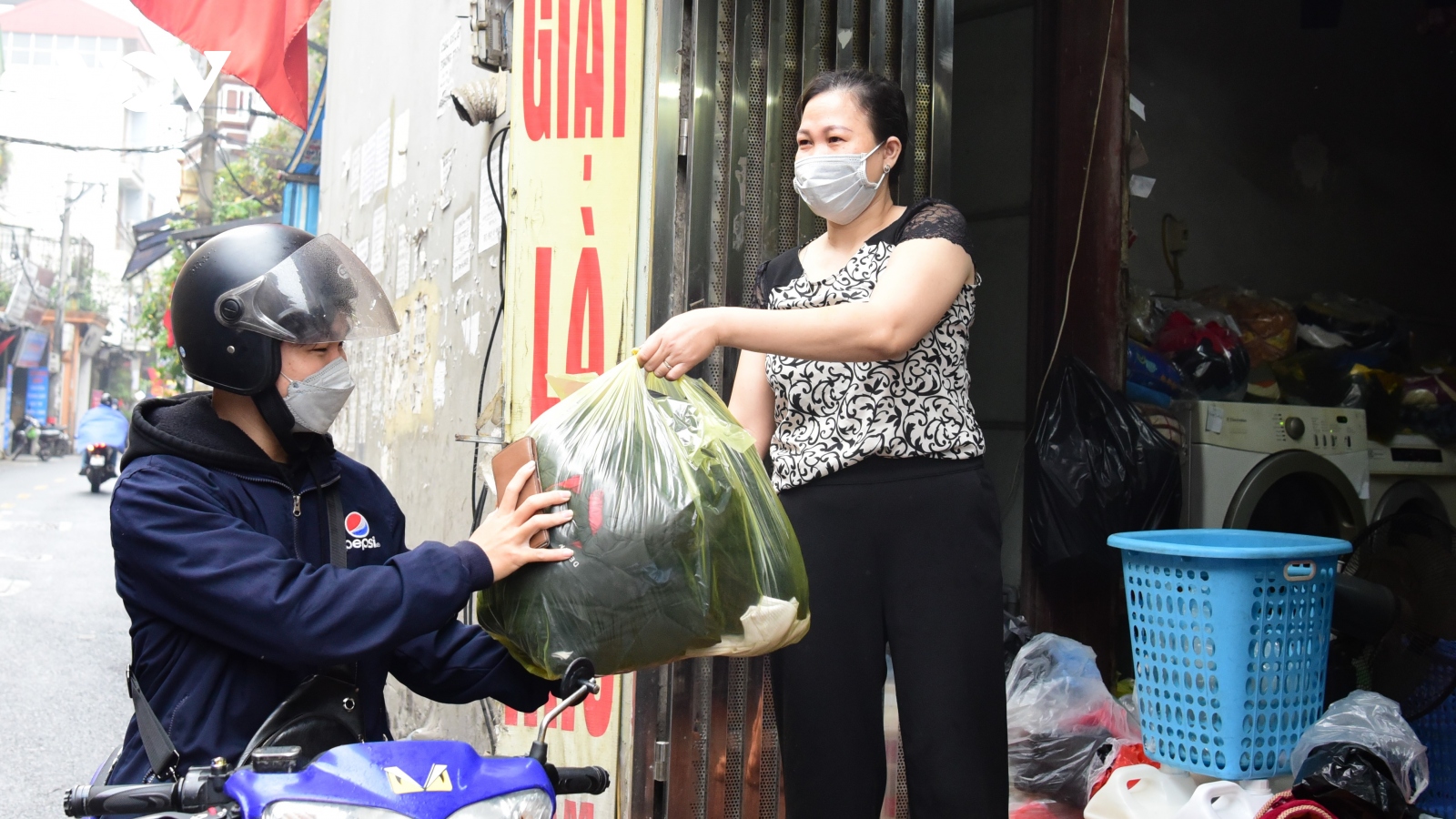 Dịch vụ giặt sấy làm “bở hơi tai” những ngày nồm ẩm