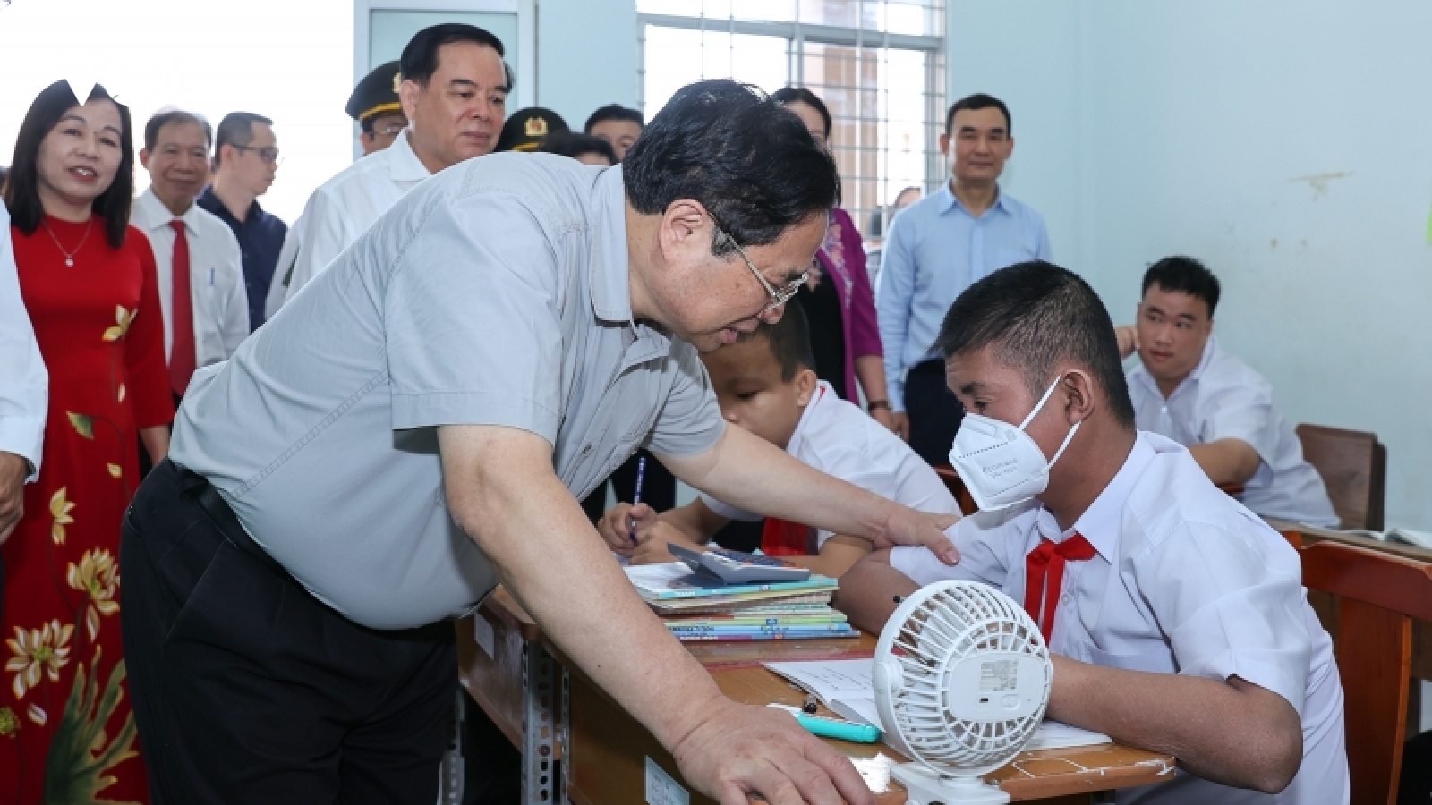 Thủ tướng thăm, tặng quà tại Trường nuôi dạy trẻ em khuyết tật tỉnh Bến Tre