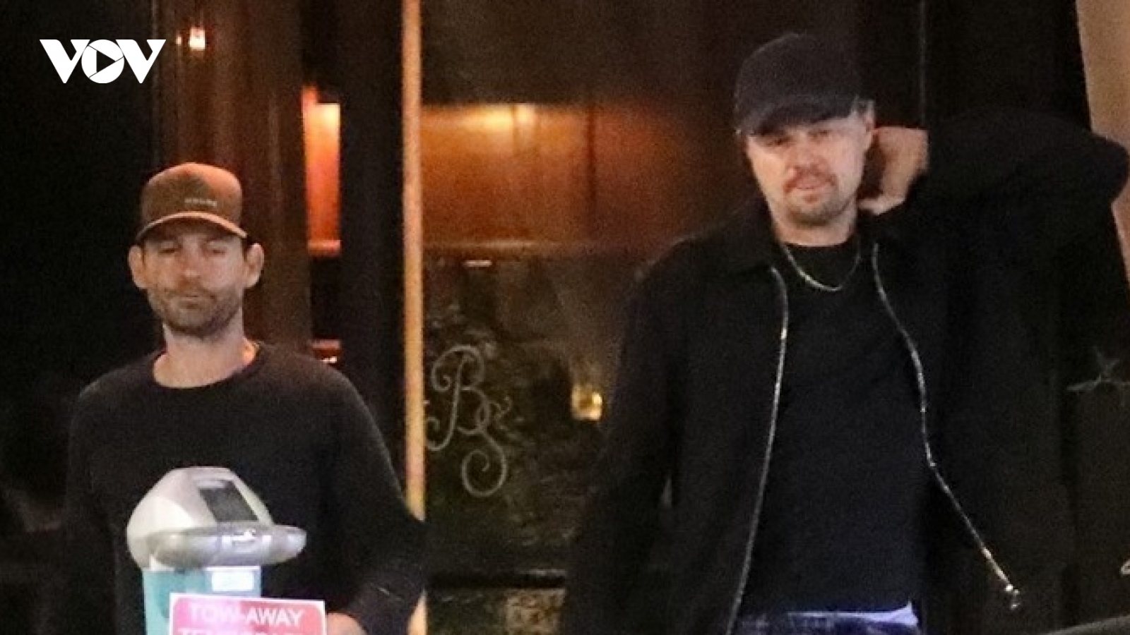 Leonardo DiCaprio vui vẻ đi chơi cùng bạn thân sau ồn ào hẹn hò Gigi Hadid